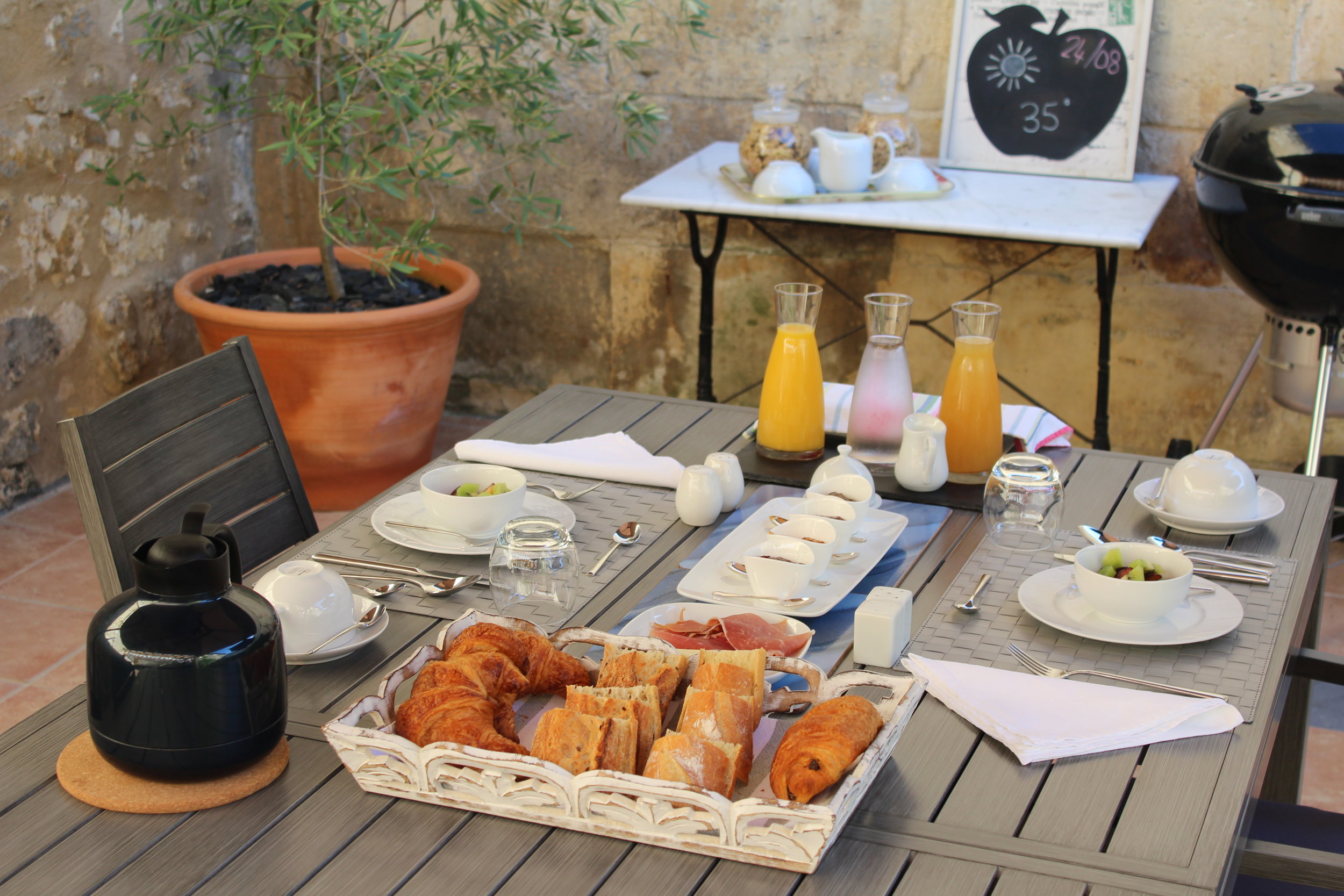 Le petit déjeuner dans le jardin