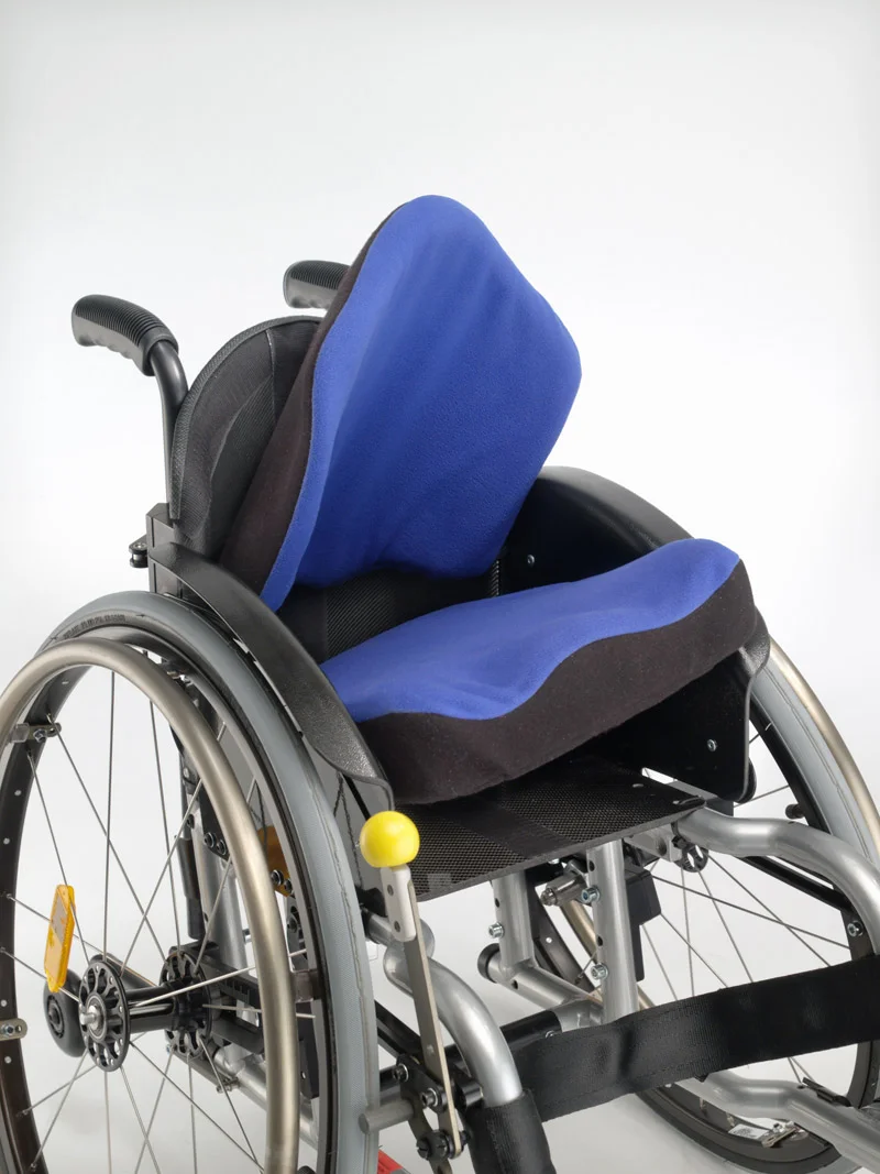 Sitzschalenkonstruktion mit Glasfaserplatte (dunkel eingefärbt) und Sitzauflage, Hersteller 4ma3ma (http://www.4ma3ma.de/4ma3ma/images/sitzengr/Sitzen-2.jpg)