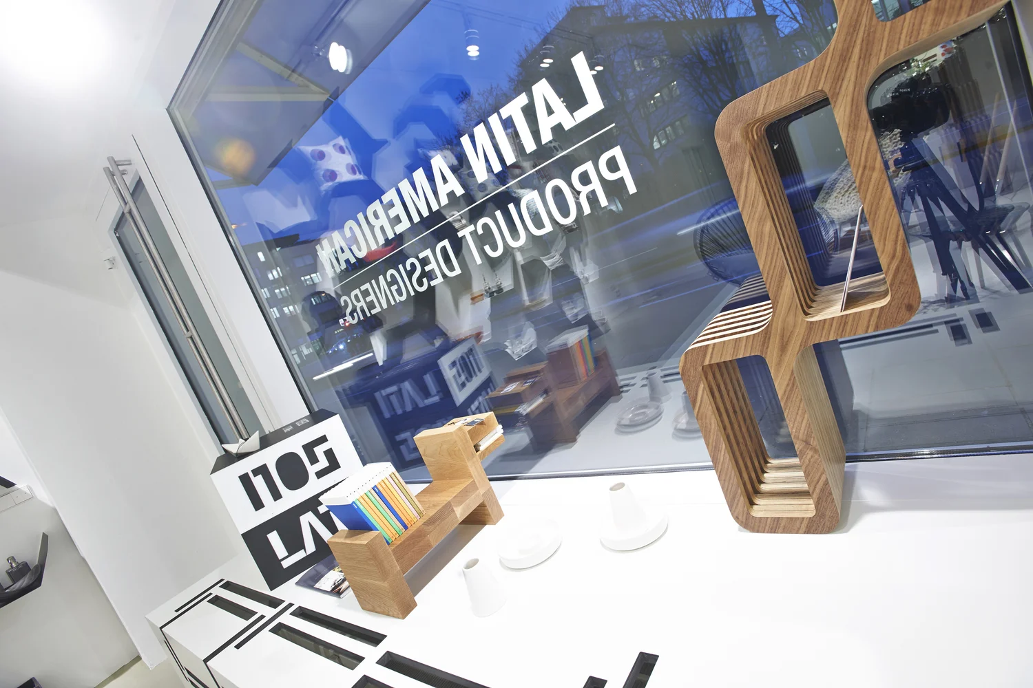 MR_Design+LATI-NOS_Concept_Stores+Stuttgart_Design+Milena_Romero+window.jpg
