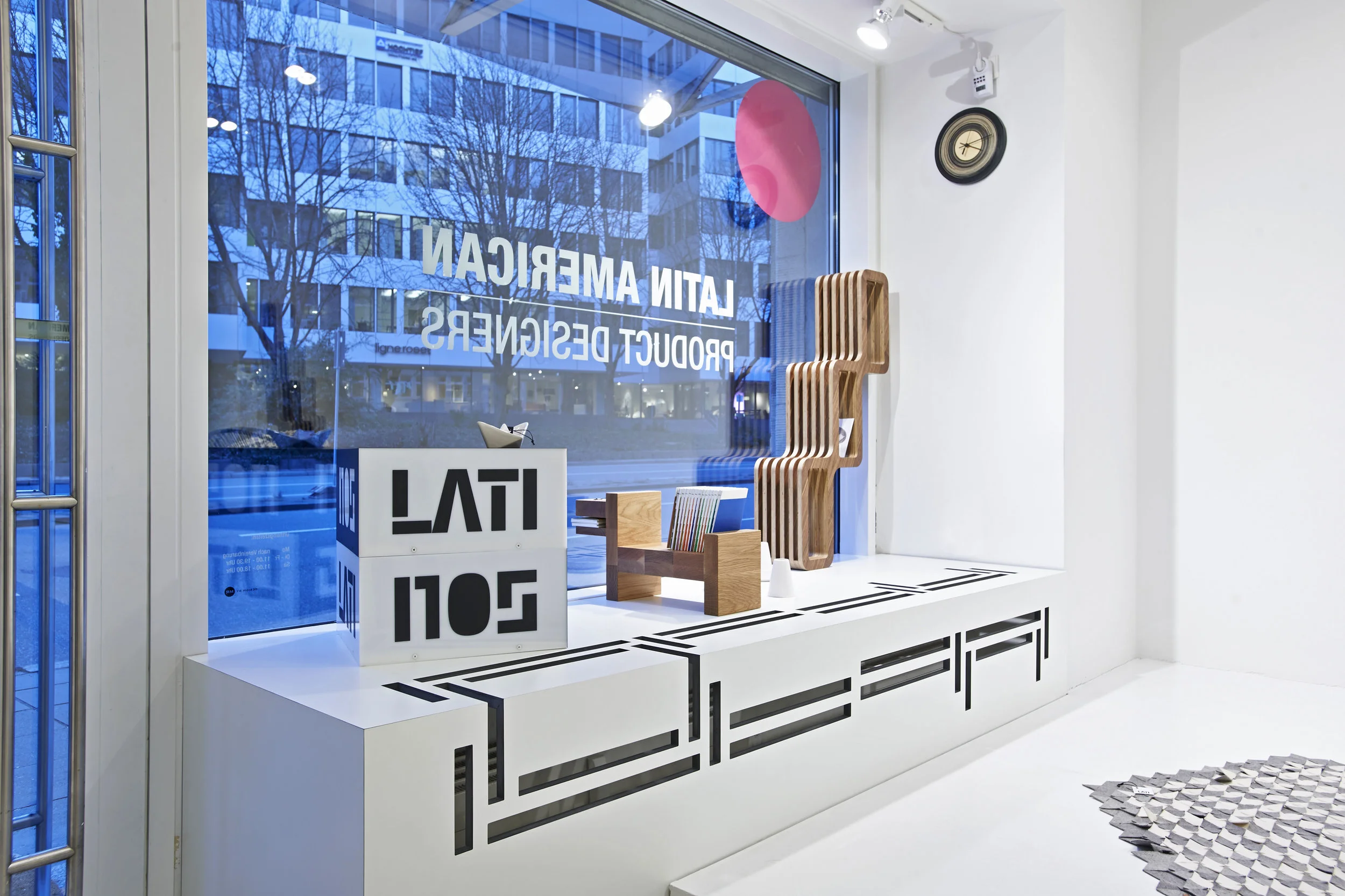 MR_Design+LATI-NOS_Concept_Stores+Stuttgart_Design+Milena_Romero_window.jpg