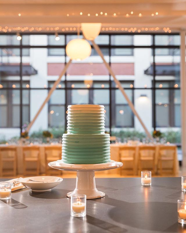That ombré frosting though
📸 by @evahoweddings