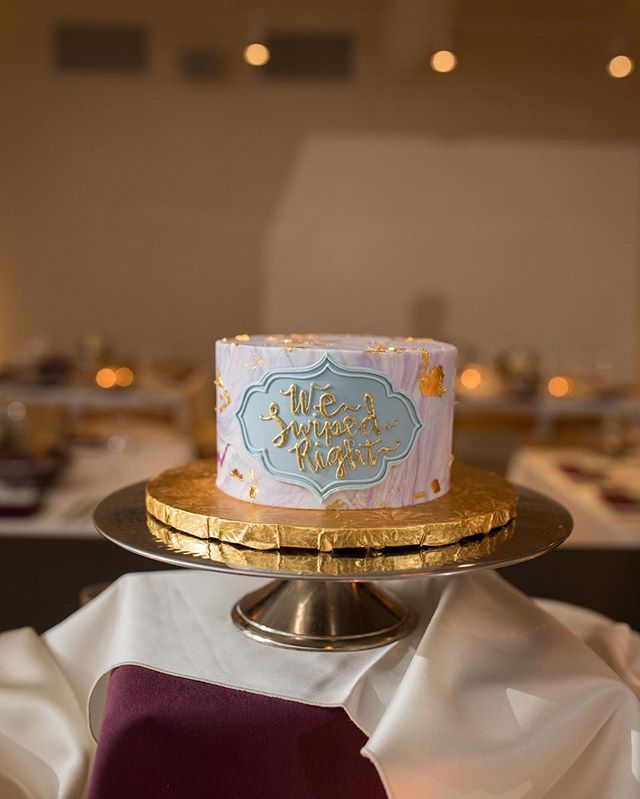 “We Swiped Right” 😻
Amazing cake by @alliancebakeryweddingcakes .
📸 by @hannaonlove .
With @heartyboys @bluewaterkingsband @mayfloral
.
.
.
#greenhouseloft #greenhouseloftwedding #greenhouseloftphoto #weddingcake #alliancebakery #weddingdetail #instawedding #loftwedding #chicagovenue #chicagoloftvenue #coolweddingvenue #engaged ##weddingvenuehunting #weddingvenue #instagood #chicagowedding