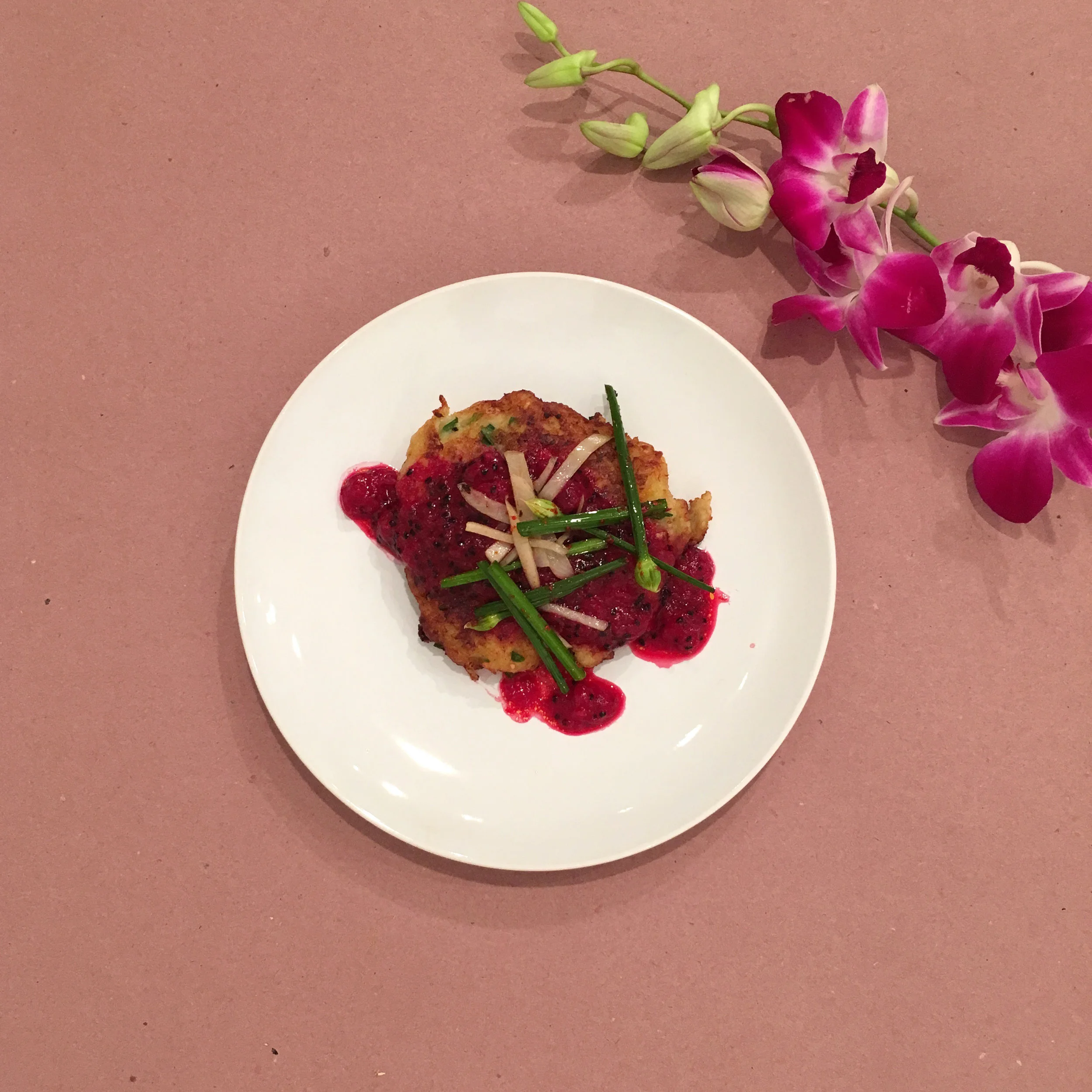 Yooeating appetizer round: Fried cod cakes with dragonfruit sauce & garlic chive