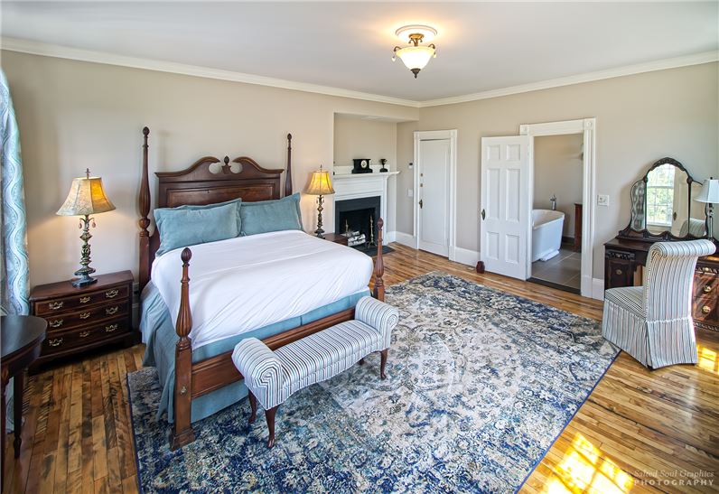 Windsor Mansion Inn Guest Room 1.jpg