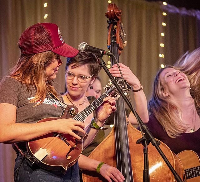 A fantastic performance by Della Mae at Wintergrass 2019. Jenni Lyn Gardner takes a solo on her Chestnut F5 mandolin alongside Zoe Guigueno on bass and Celia Woodsmith on guitar.