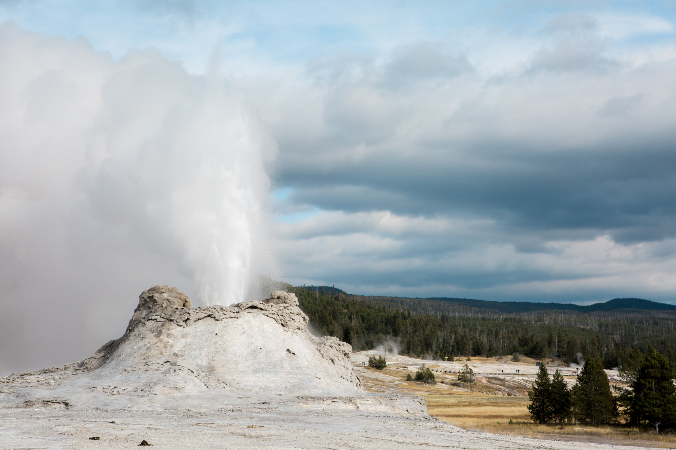 CindyGiovagnoli_road_trip_Yellowstone_National_Park_Montana_Wyoming_hot_springs_geyser_Old_Faithful_Grand_Prismatic-002.jpg