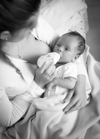 baby_bottle_feeding_after_breastfeeding_large.jpg