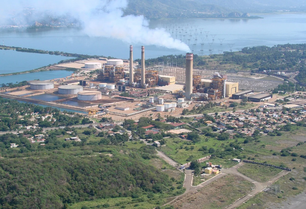Una termoeléctrica en México que quema combustóleo y gas