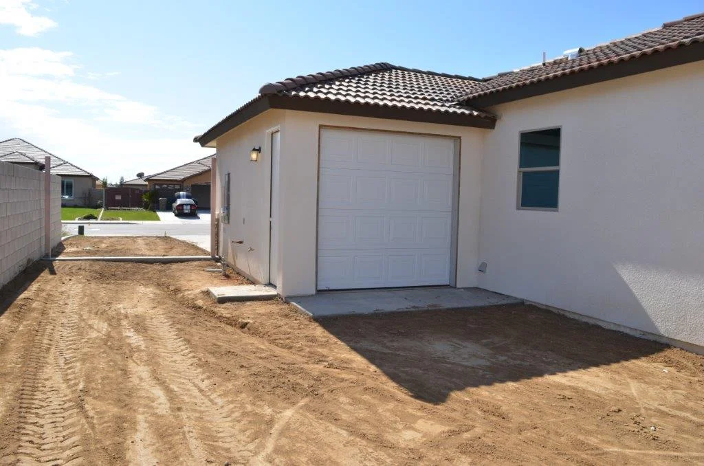 25 - Garage Pass Thru.jpg