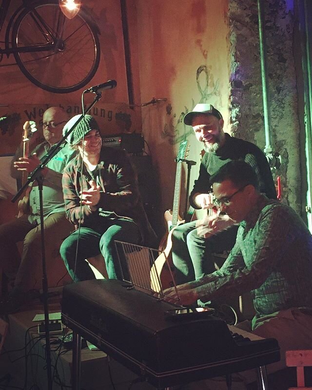 Epic bond theme based jam last night with these wizards @alexwilsonpiano @bogartpeanuts @therykka and H-Bert at @bikelane_erlenbach .
.
.
.
.
.
.
.
.
#jamsession #wurlitzerpiano #funky #cellarvenue #cosy #musiclove #wizards #jamesbondtheme #saturdayn