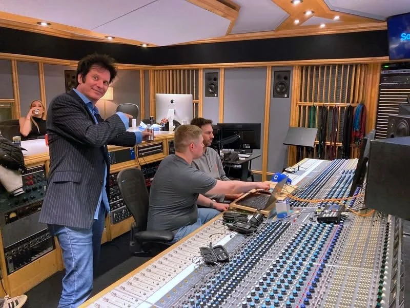  A good friend pointing at me, in a beautiful studio, with Sonarworks. 😂 