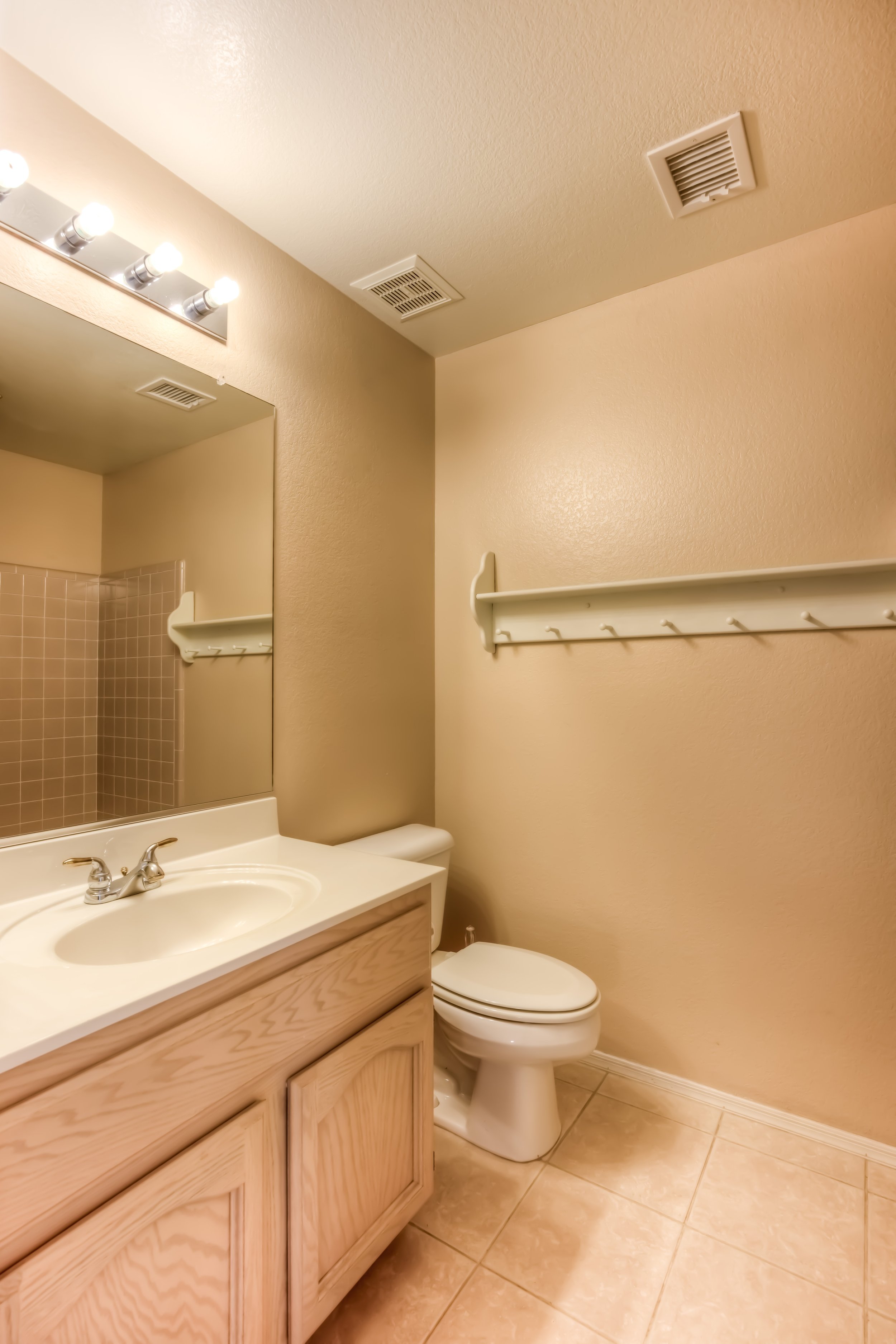 17 Bathroom 1 photo a.jpg