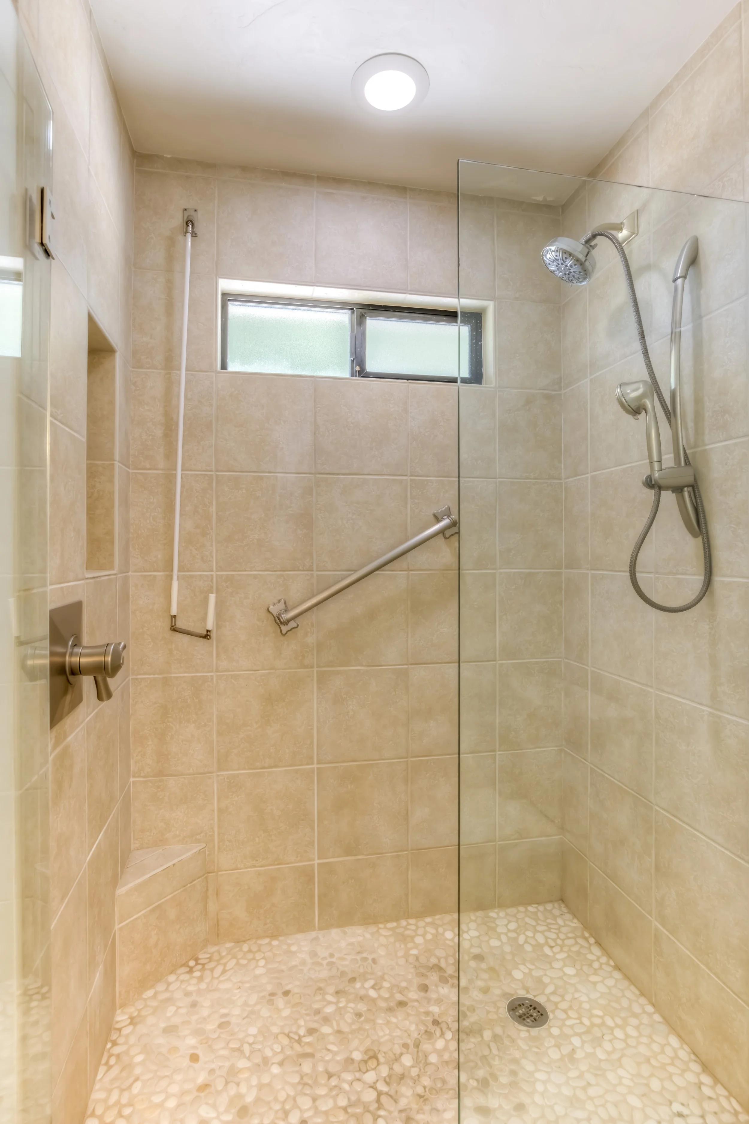 28 Main Bathroom photo b.jpg