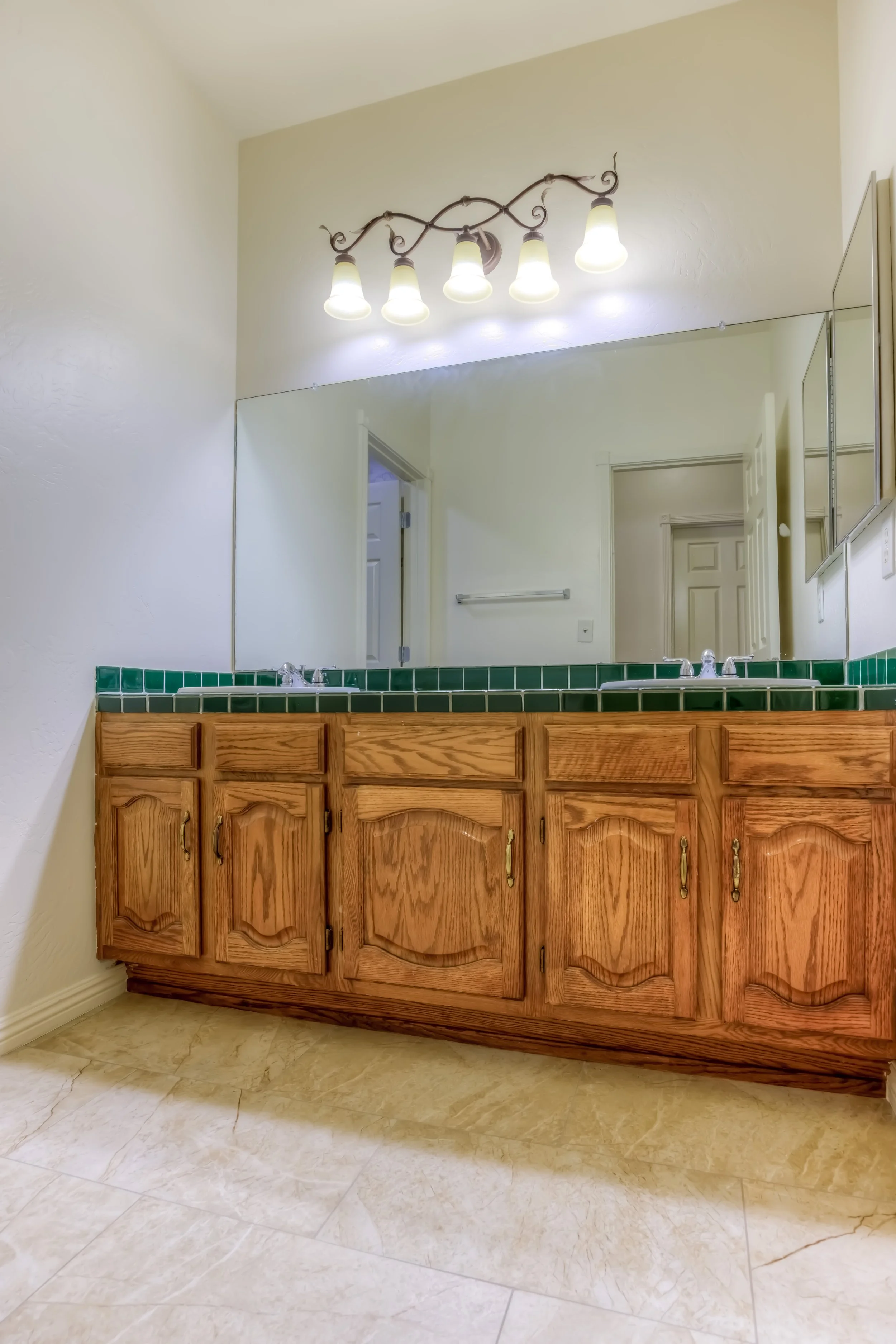 20 Bathroom photo a.jpg