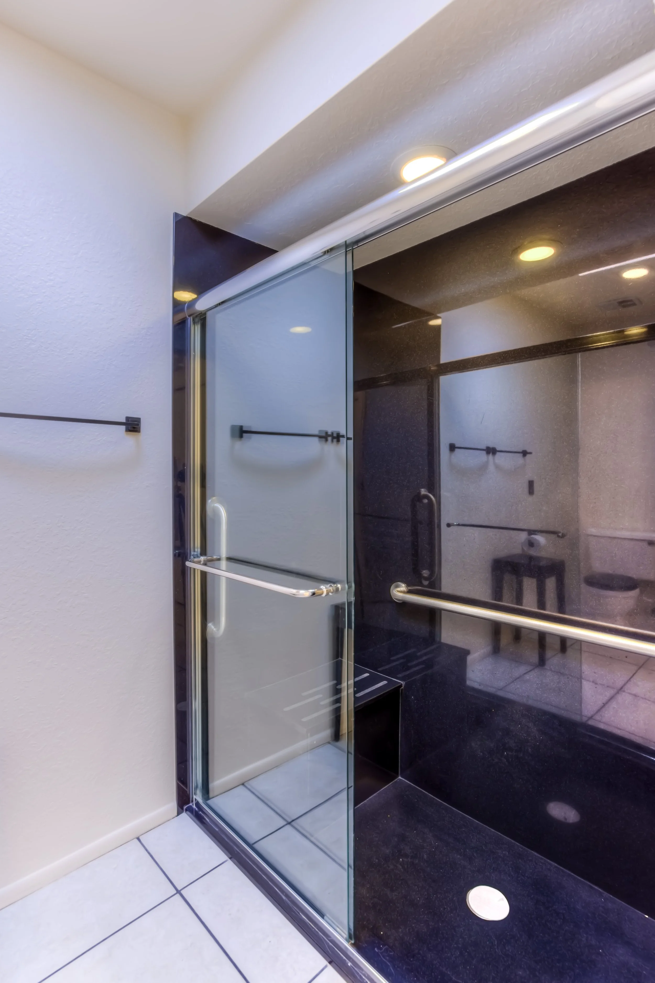 27 Main Bathroom photo b.jpg