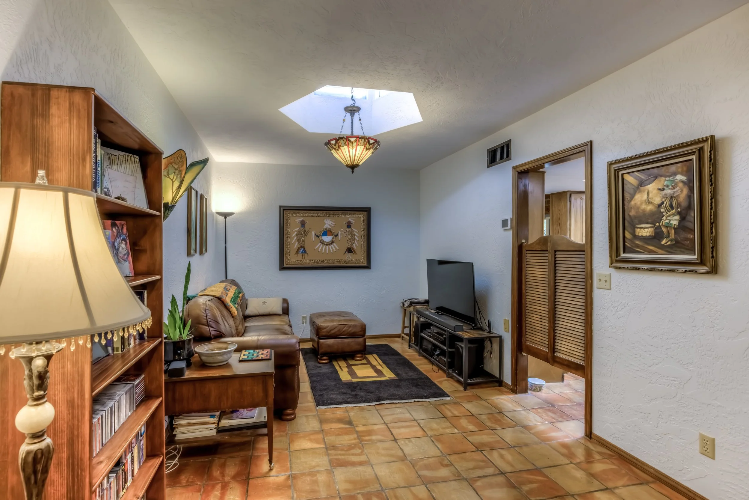21 Family Room photo a.jpg