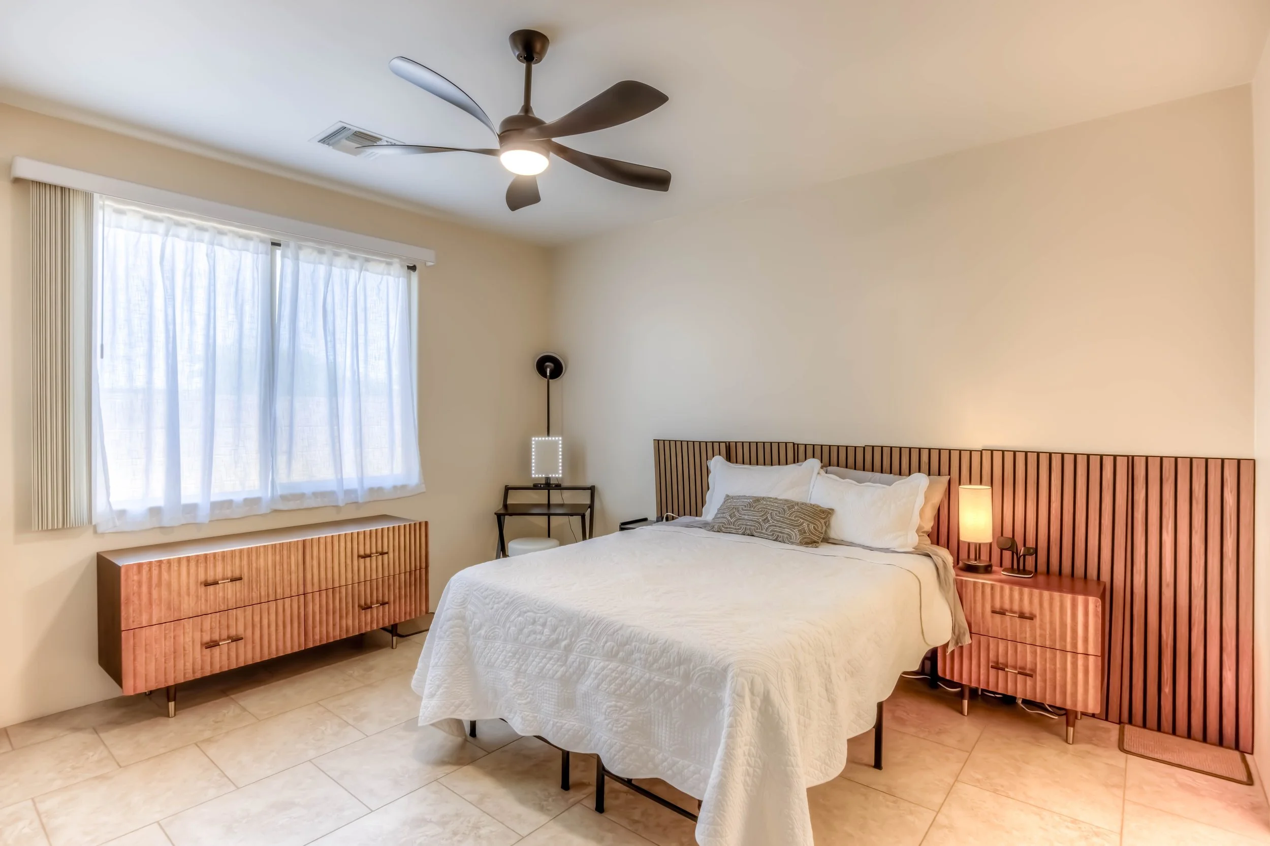 23 Main Bedroom photo a.jpg
