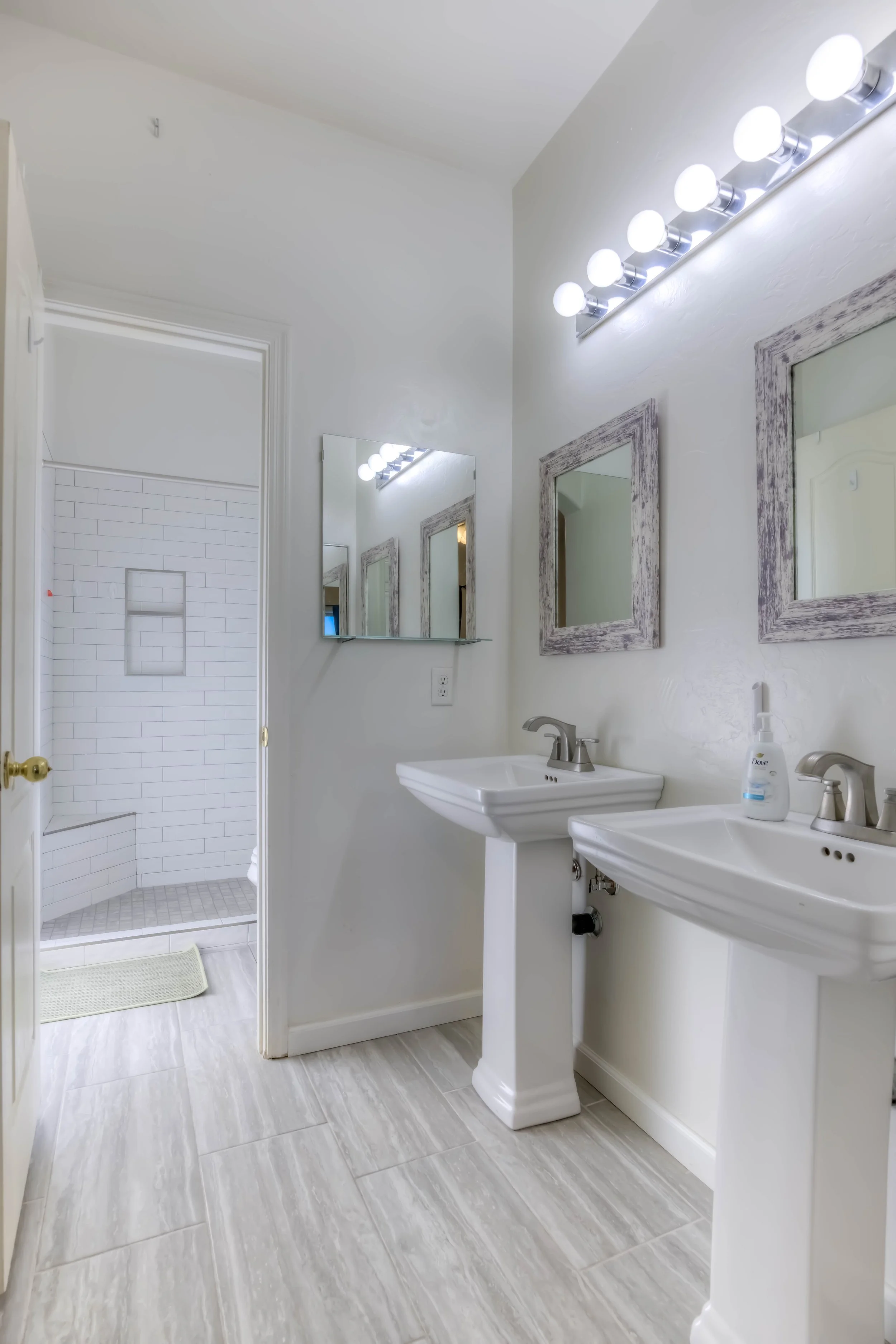 16 Main Bathroom photo a.jpg