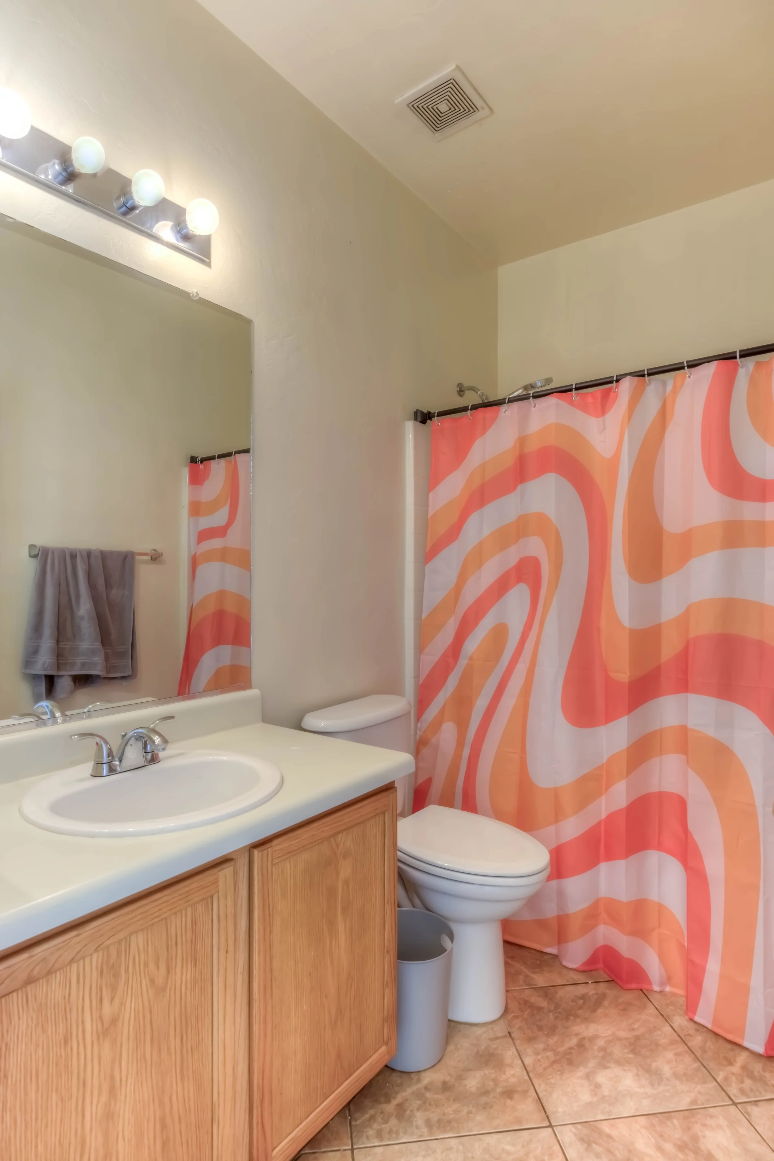 19 Bathroom.jpg