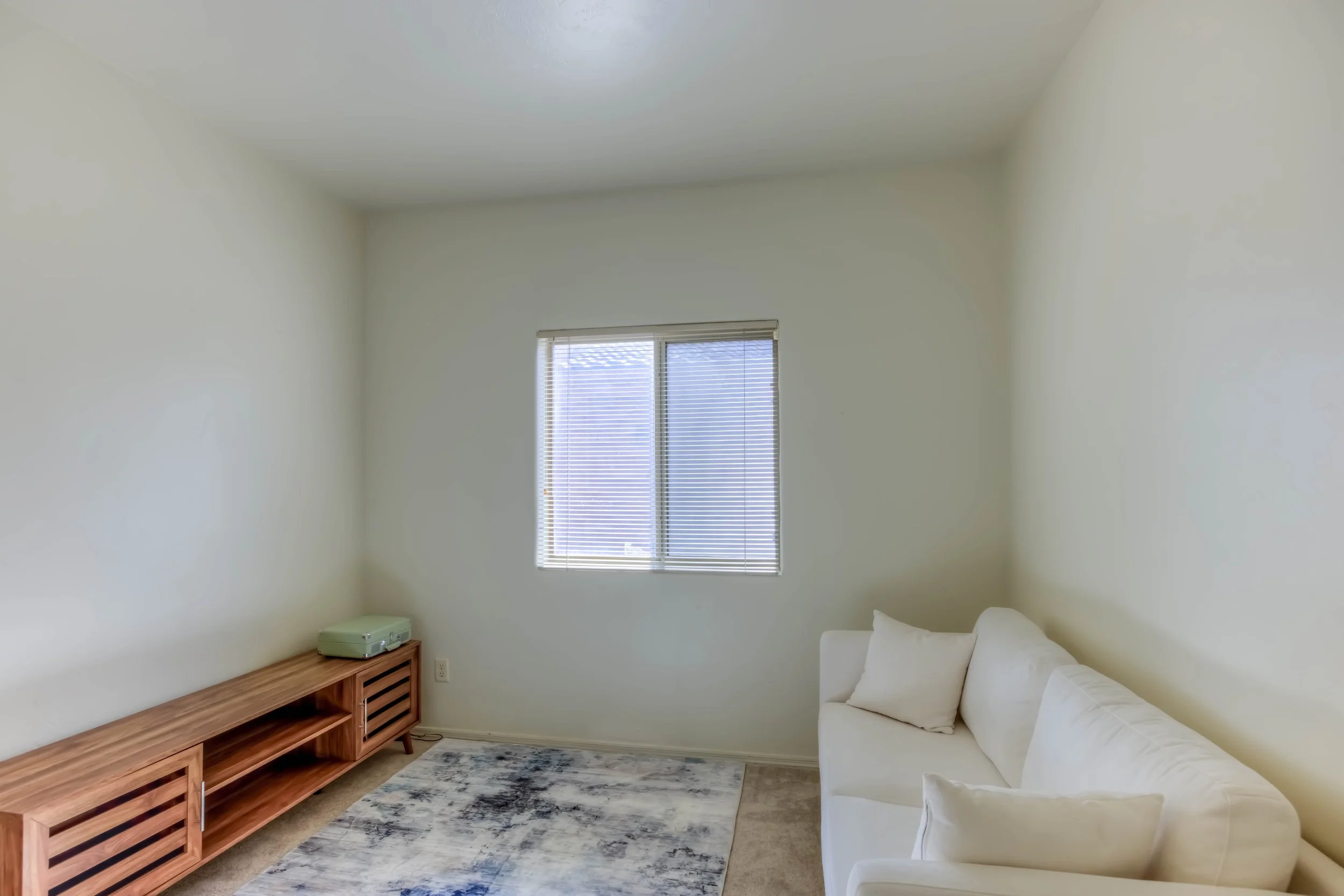 20 Bedroom 1 photo a.jpg