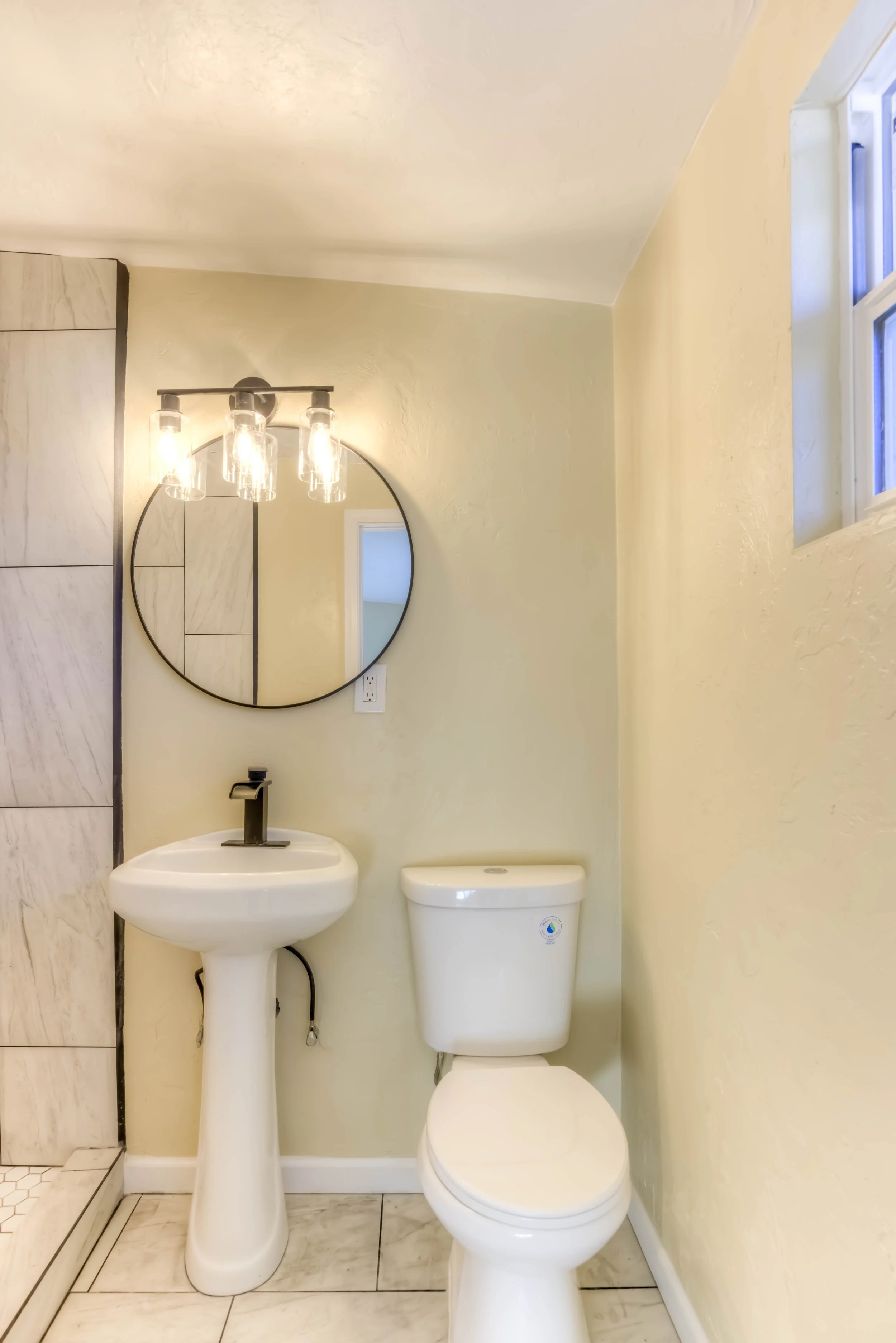 22 Main Bathroom photo a.jpg
