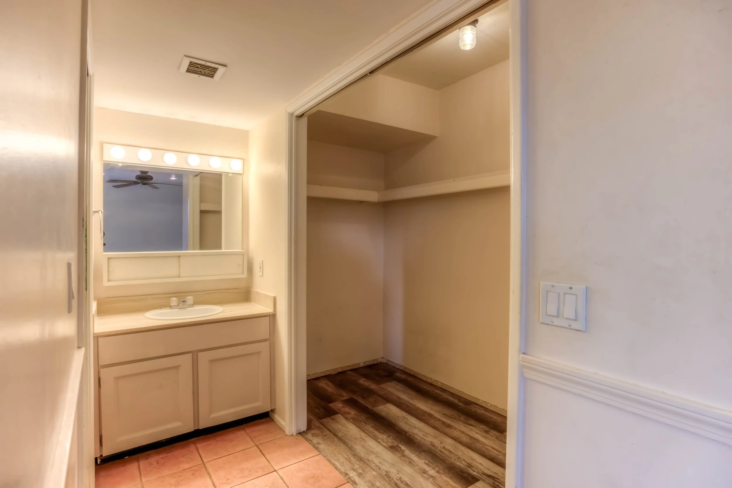14 Main Bathroom photo a.jpg