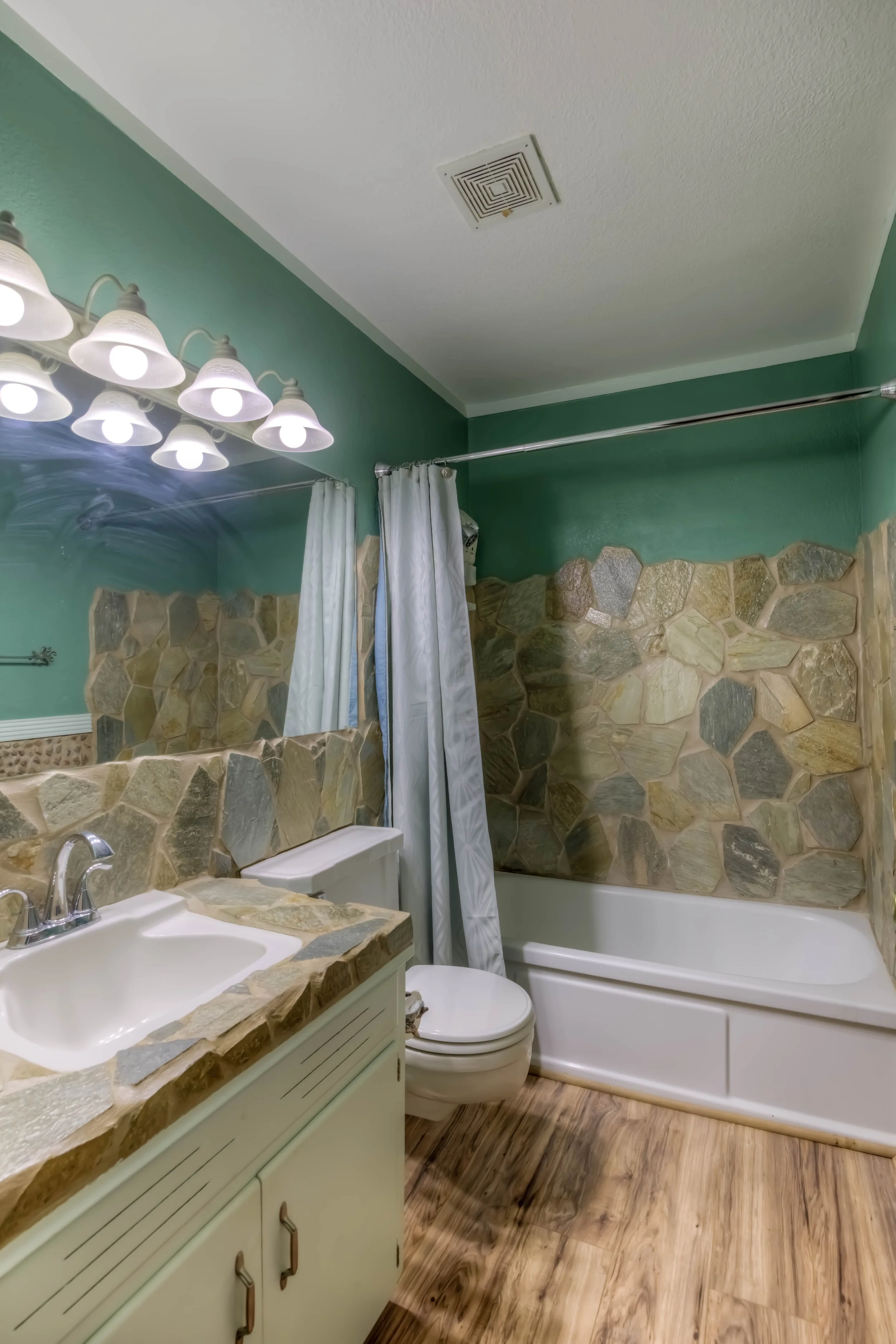 21 Bathroom.jpg