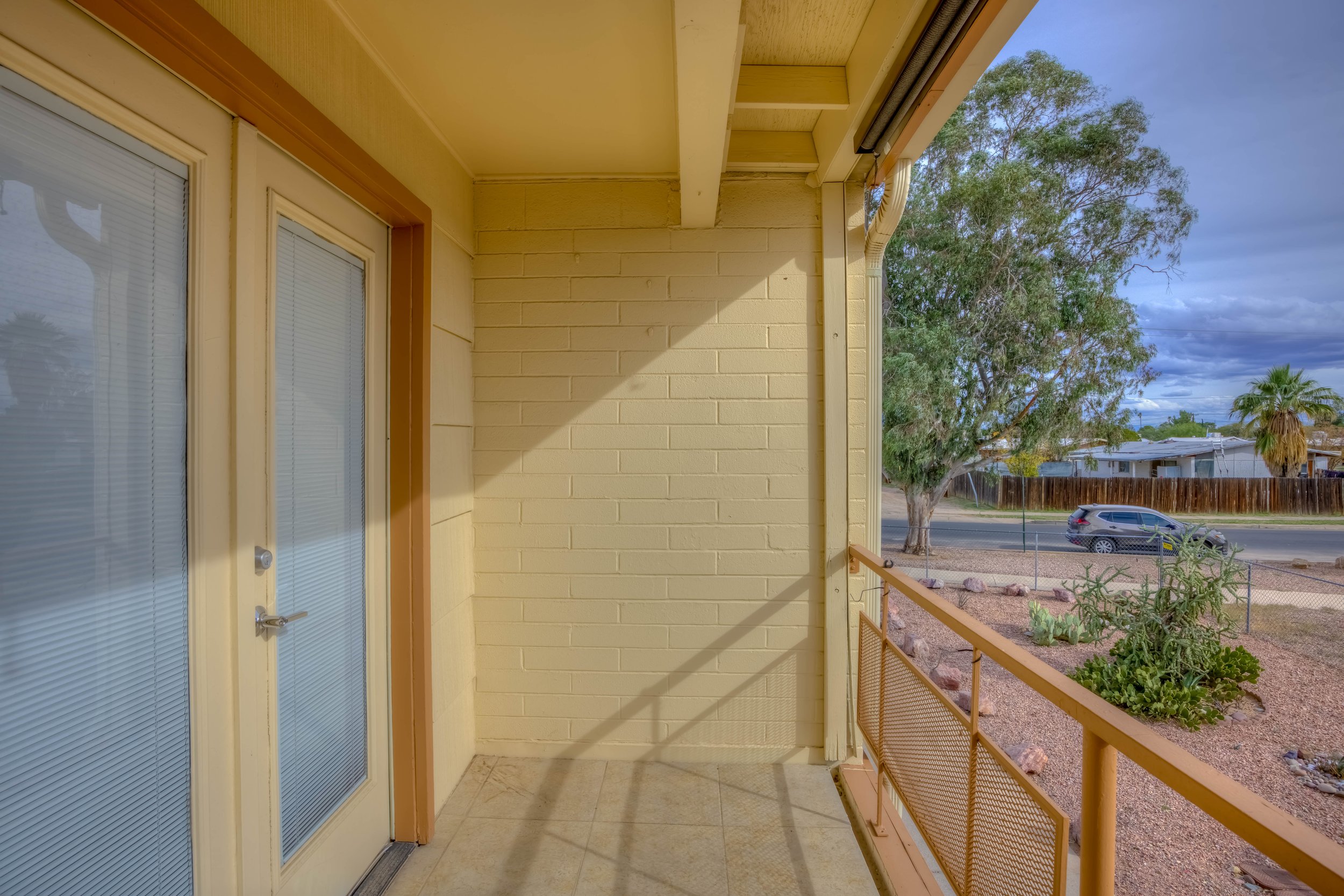 20 Balcony photo b.jpg