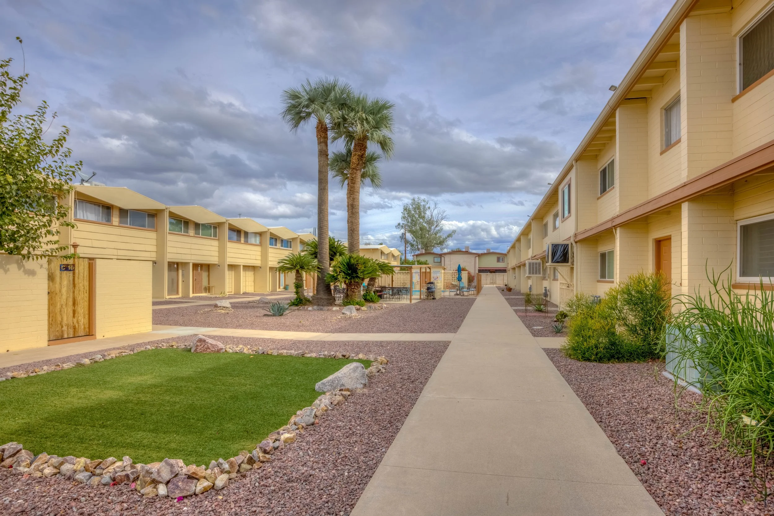 25 Community Courtyard photo b.jpg