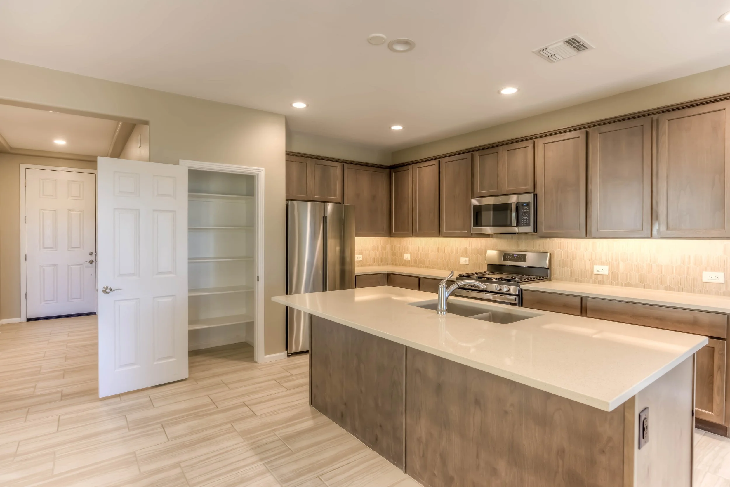 18 Kitchen photo f.jpg