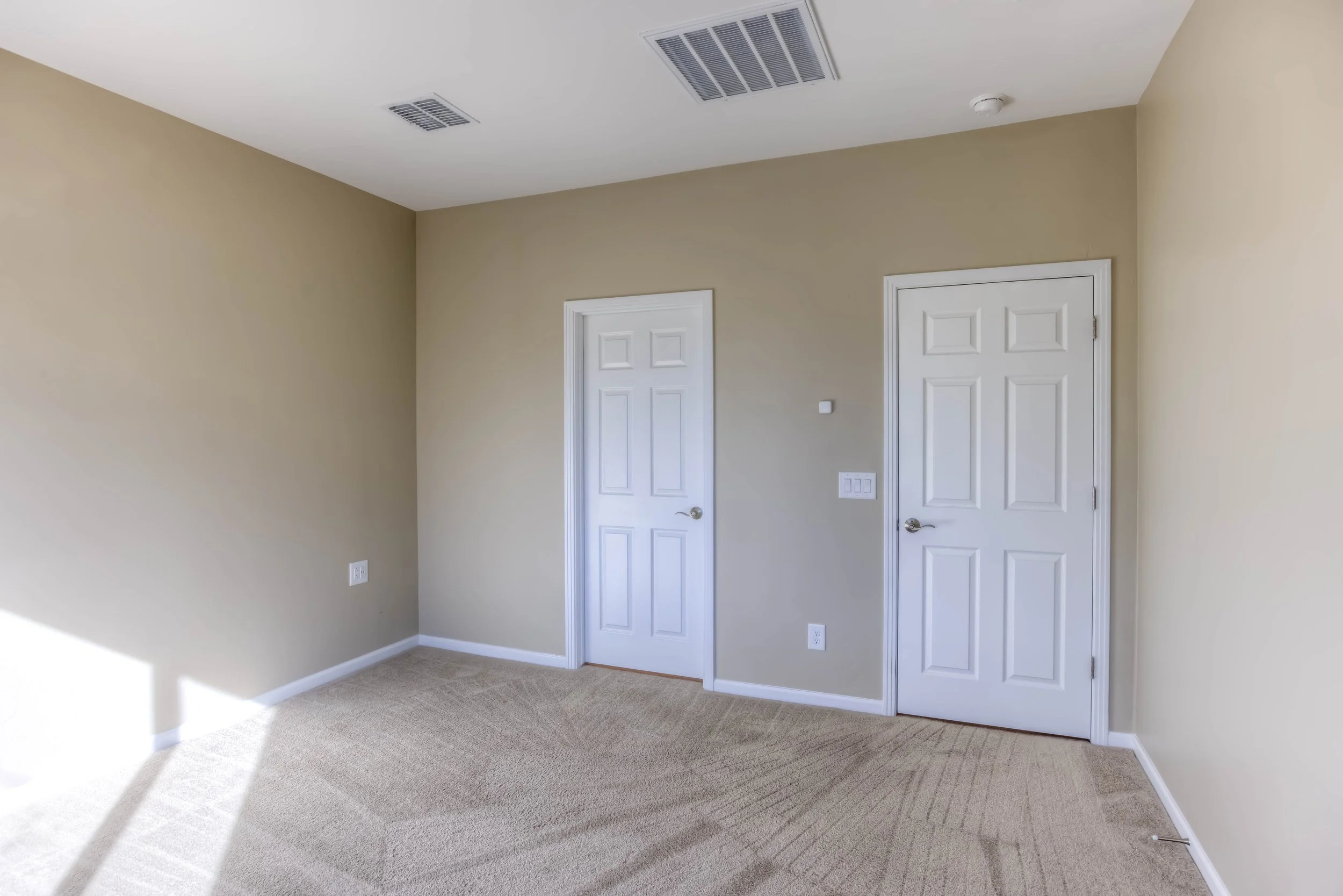 24 Main Bedroom photo b.jpg