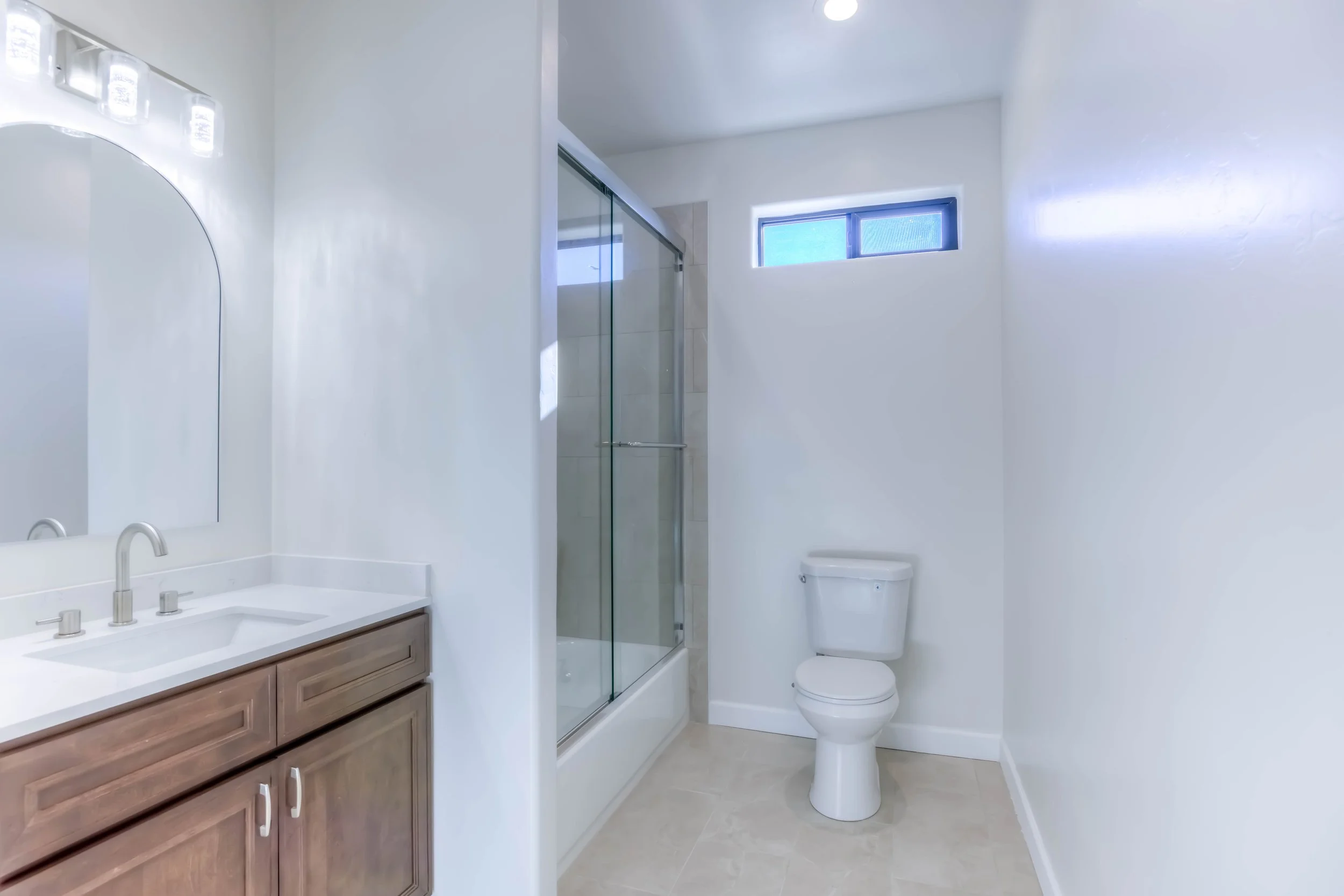 11 Bathroom 1 photo a.jpg