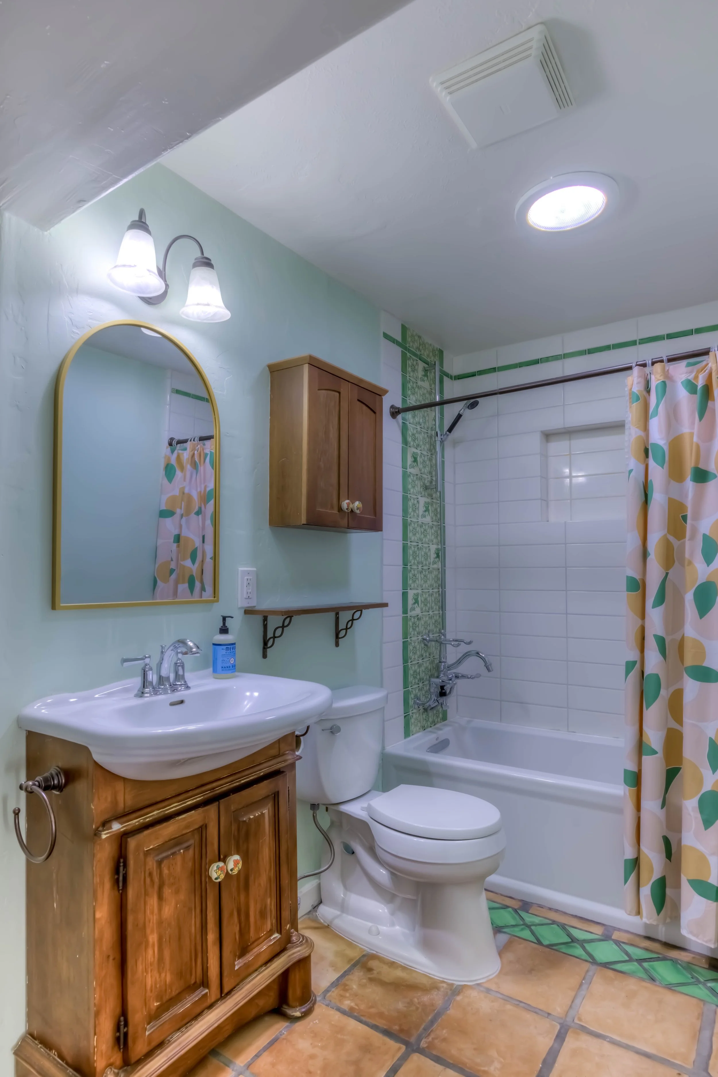 21 Bathroom.jpg