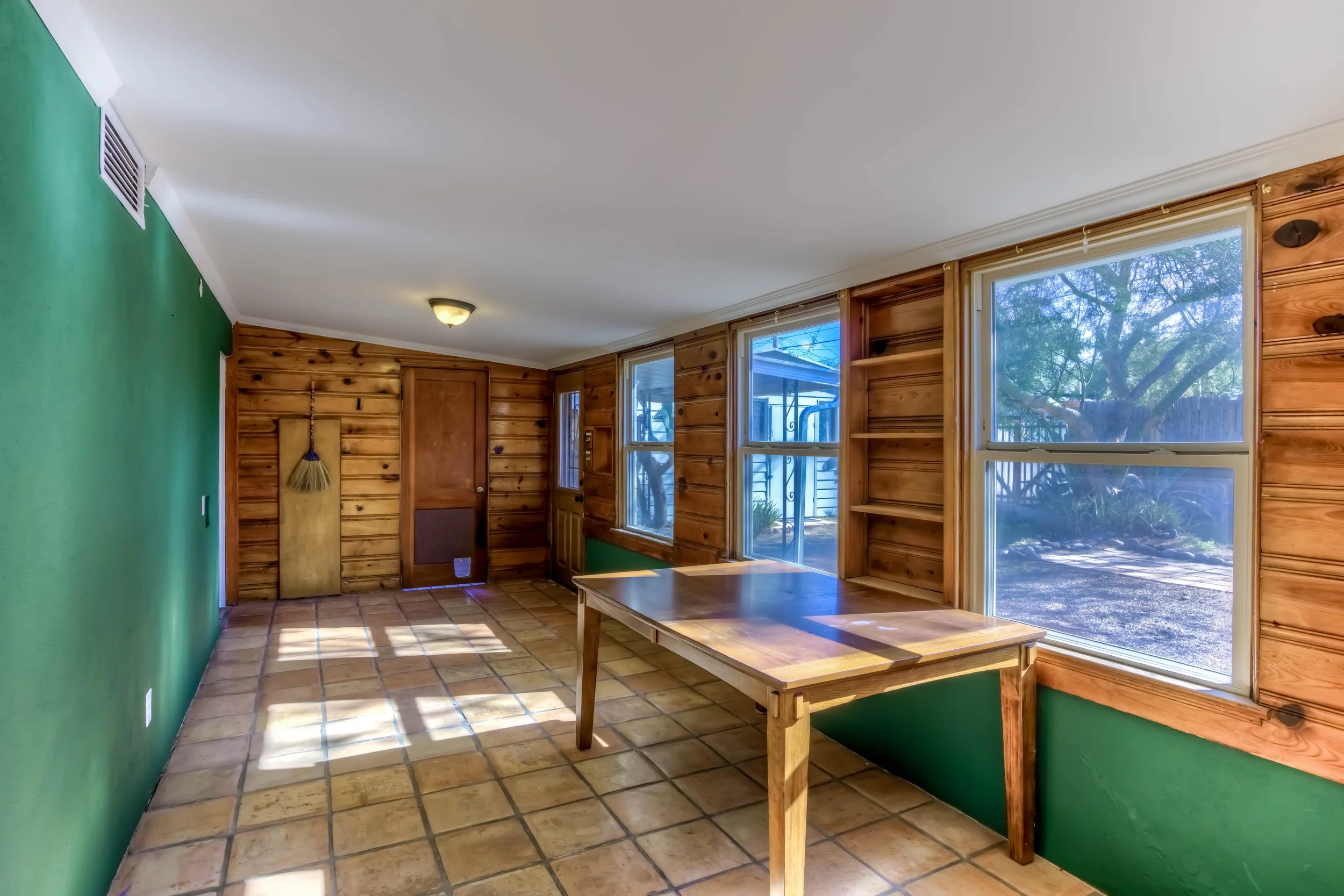 26 Family Room photo b.jpg