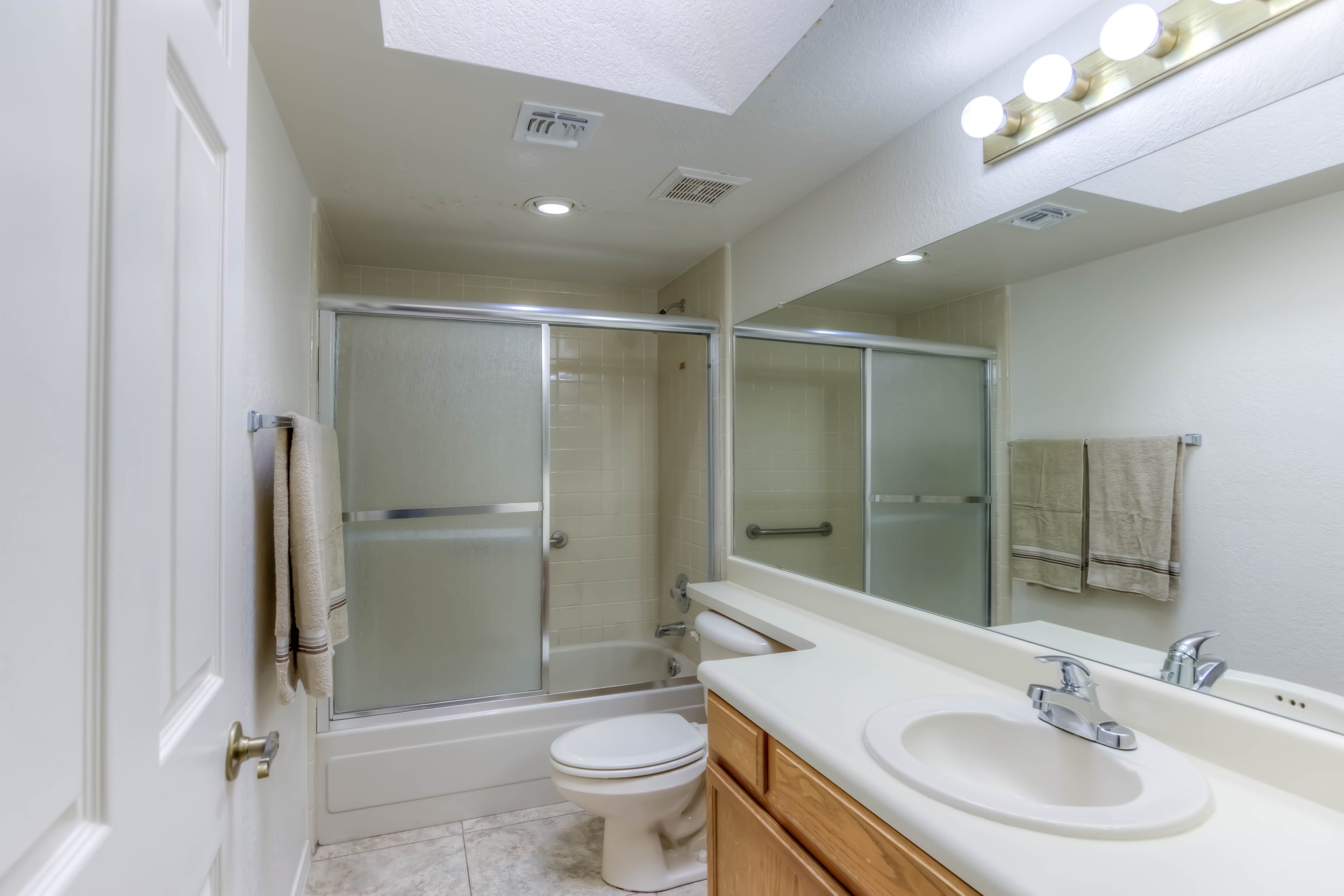 17 Bathroom.jpg