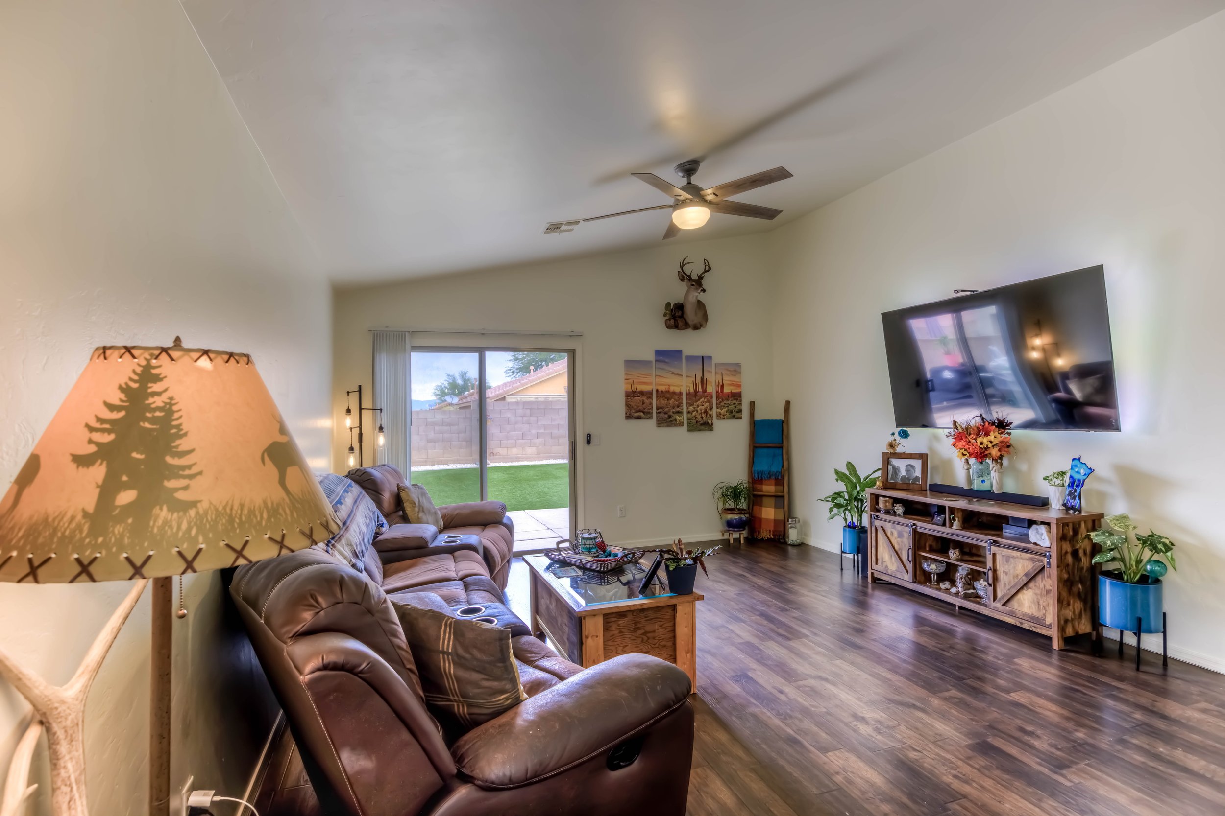 11Living Room photo d.jpg