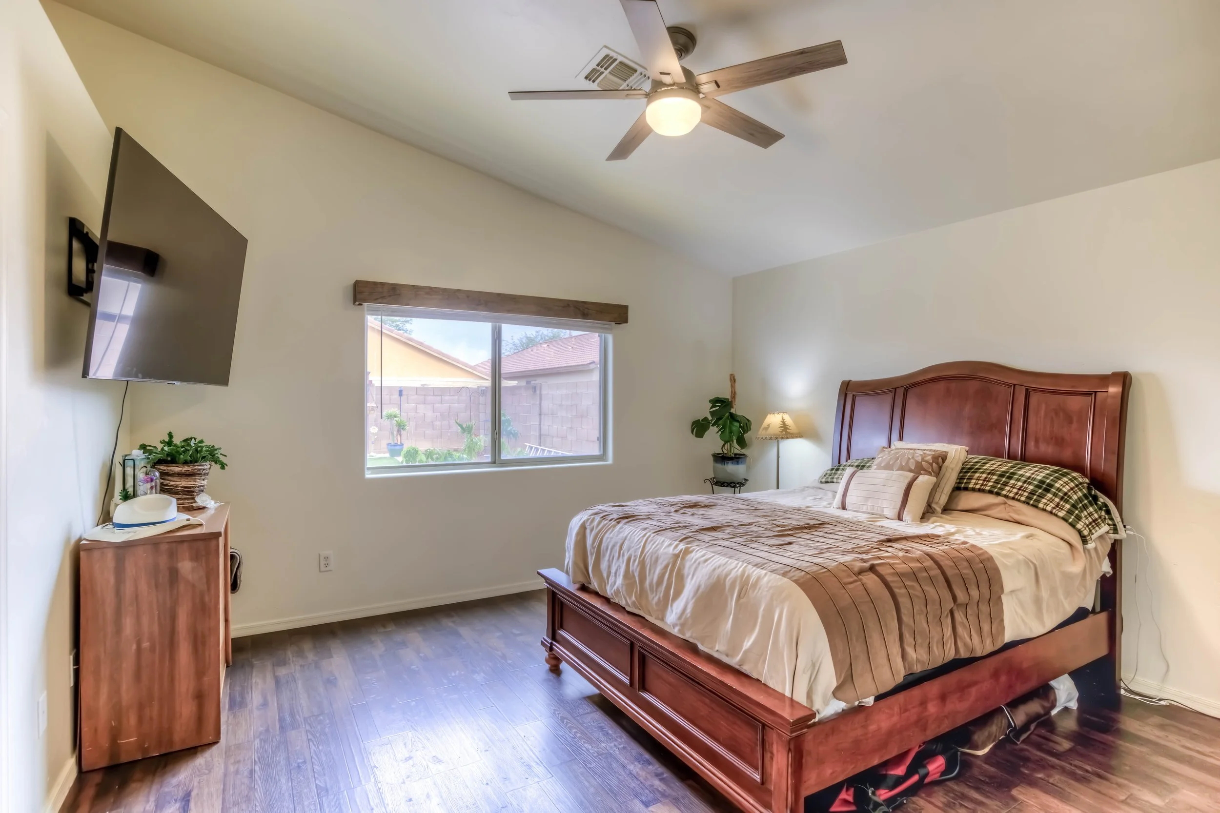 23 Main Bedroom photo a.jpg
