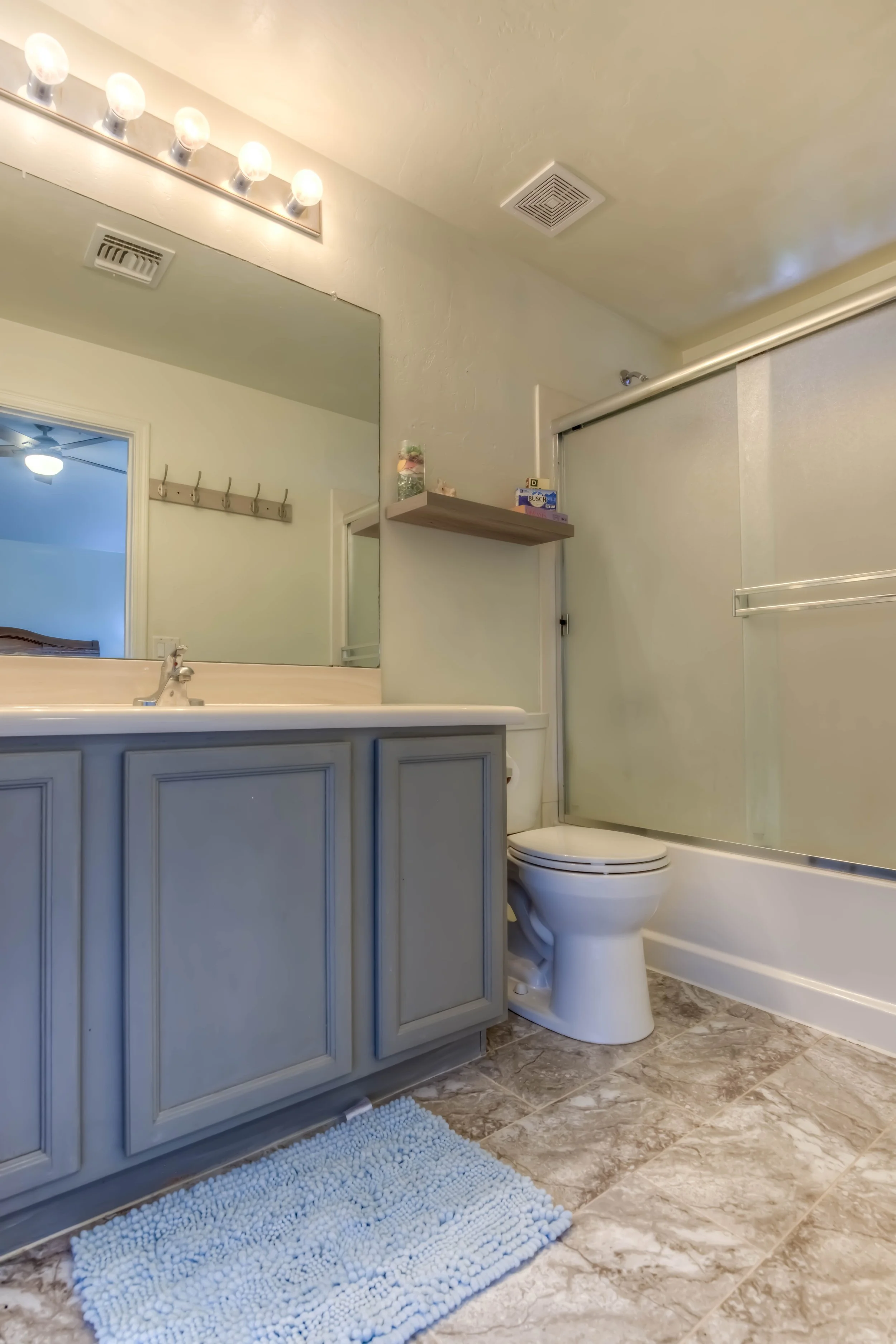 26 Main Bathroom.jpg