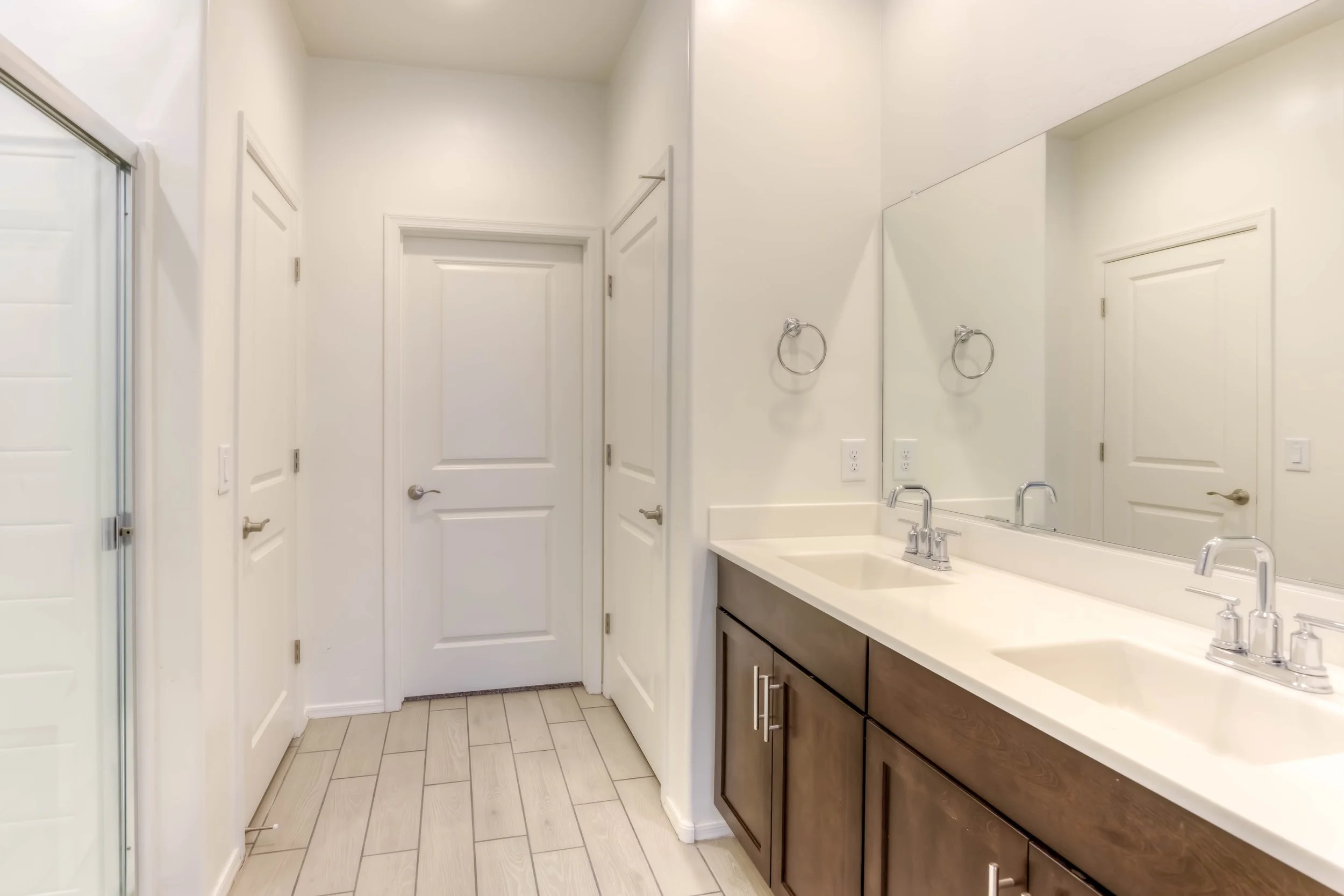 21 Main Bathroom photo a.jpg