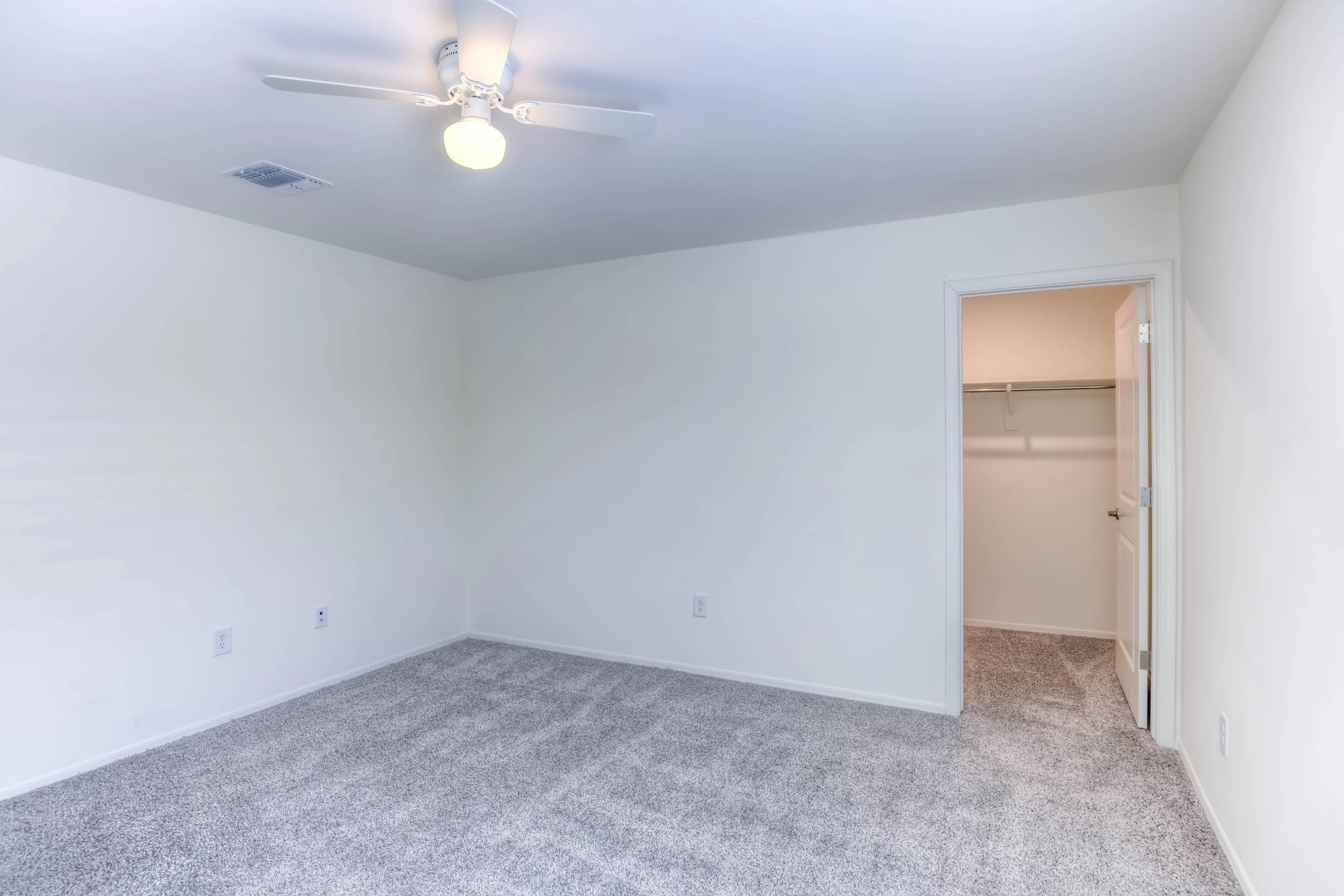 32 Bedroom 2 photo a.jpg