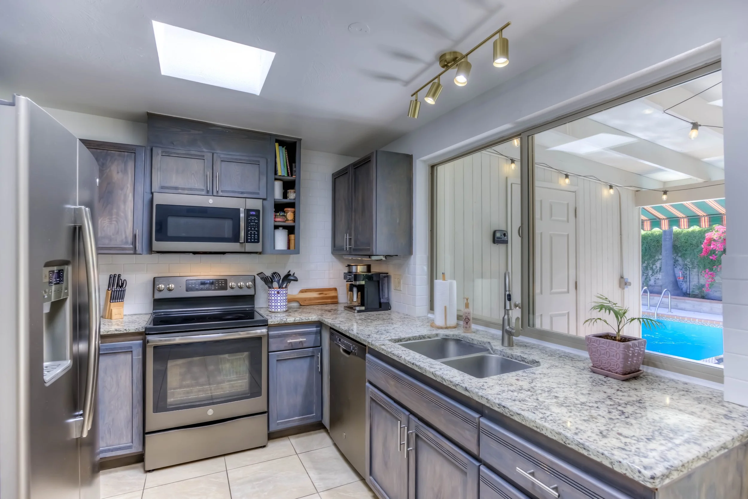13 Kitchen photo a.jpg