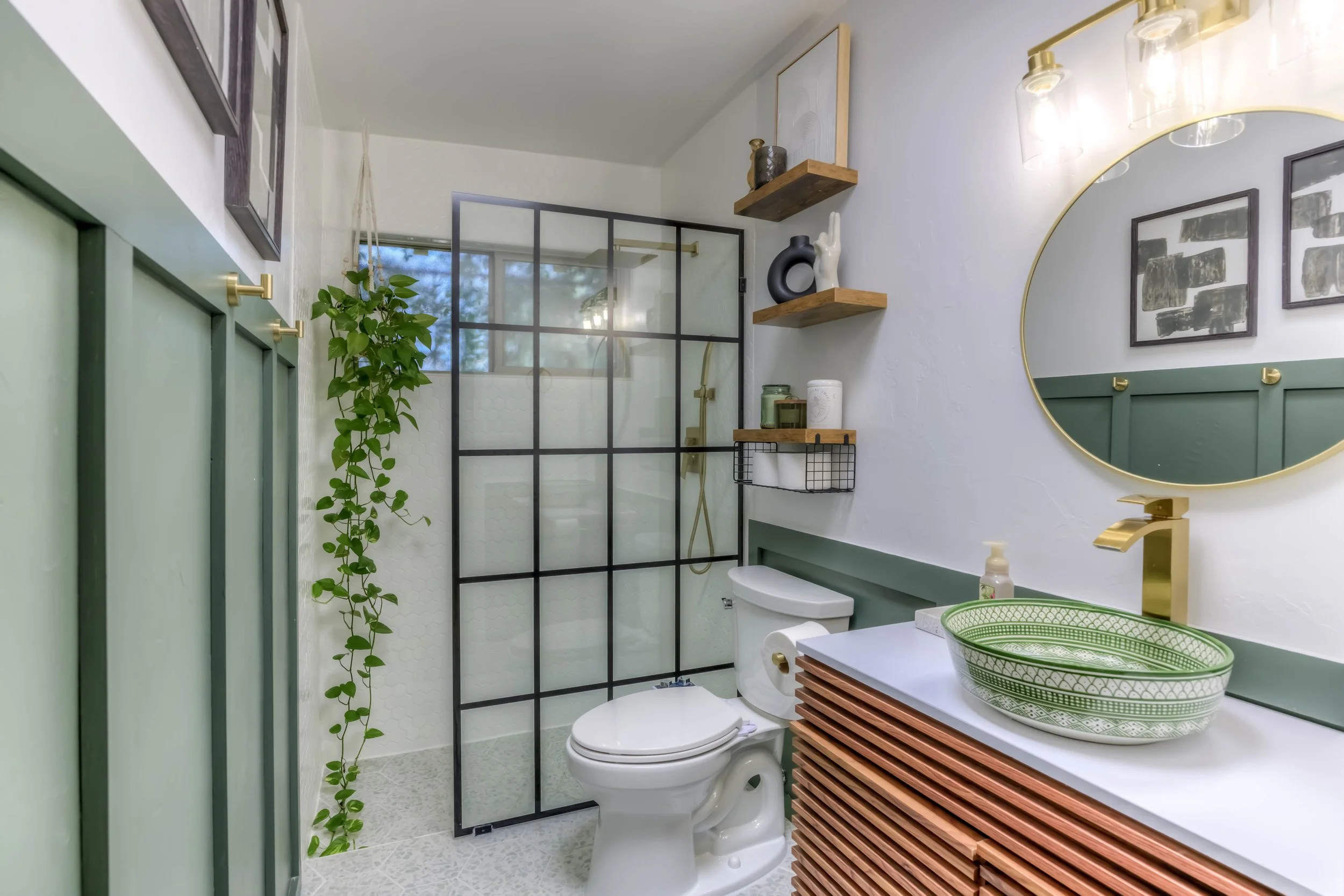 22 Main Bathroom.jpg