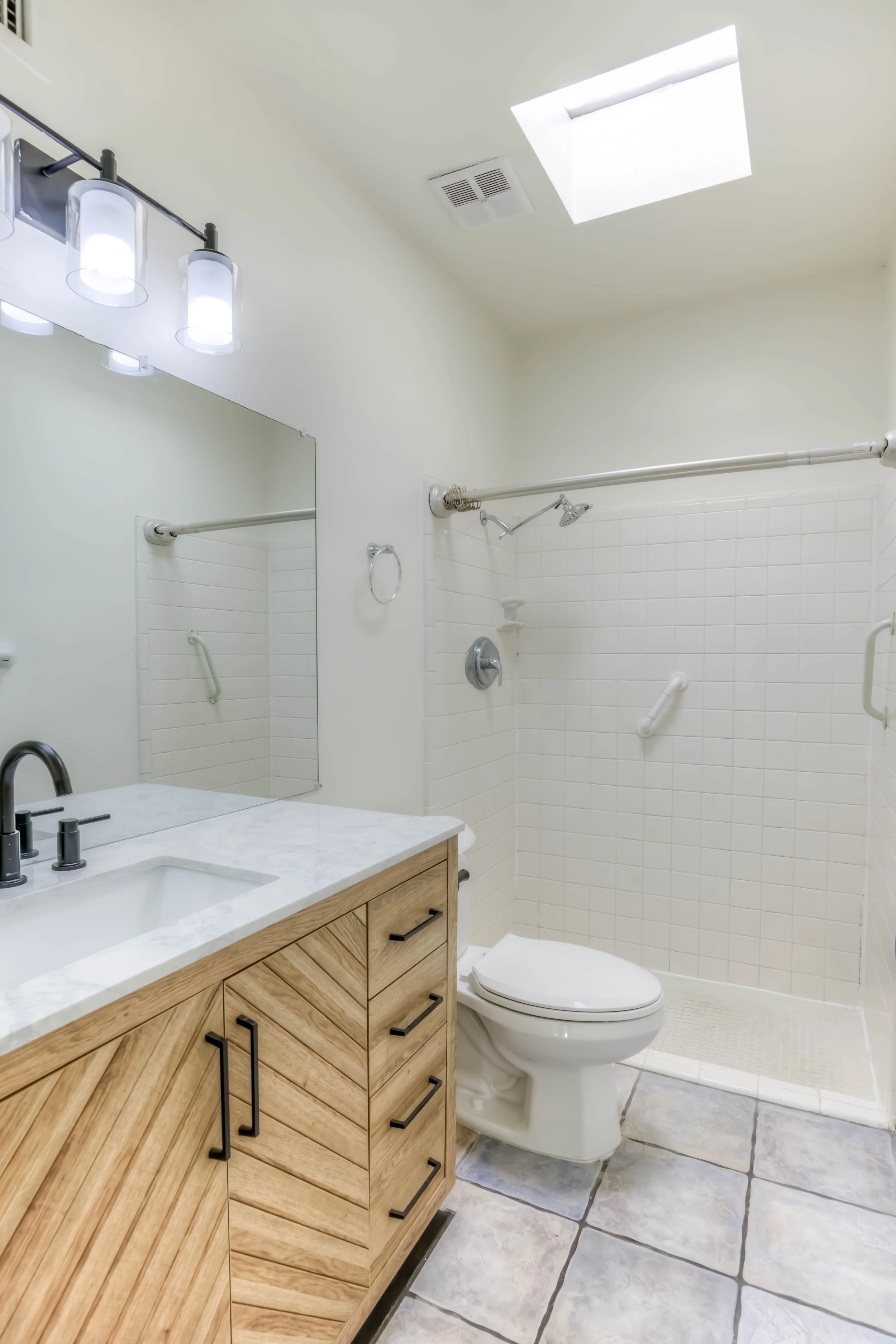 15 Main Bathroom.jpg