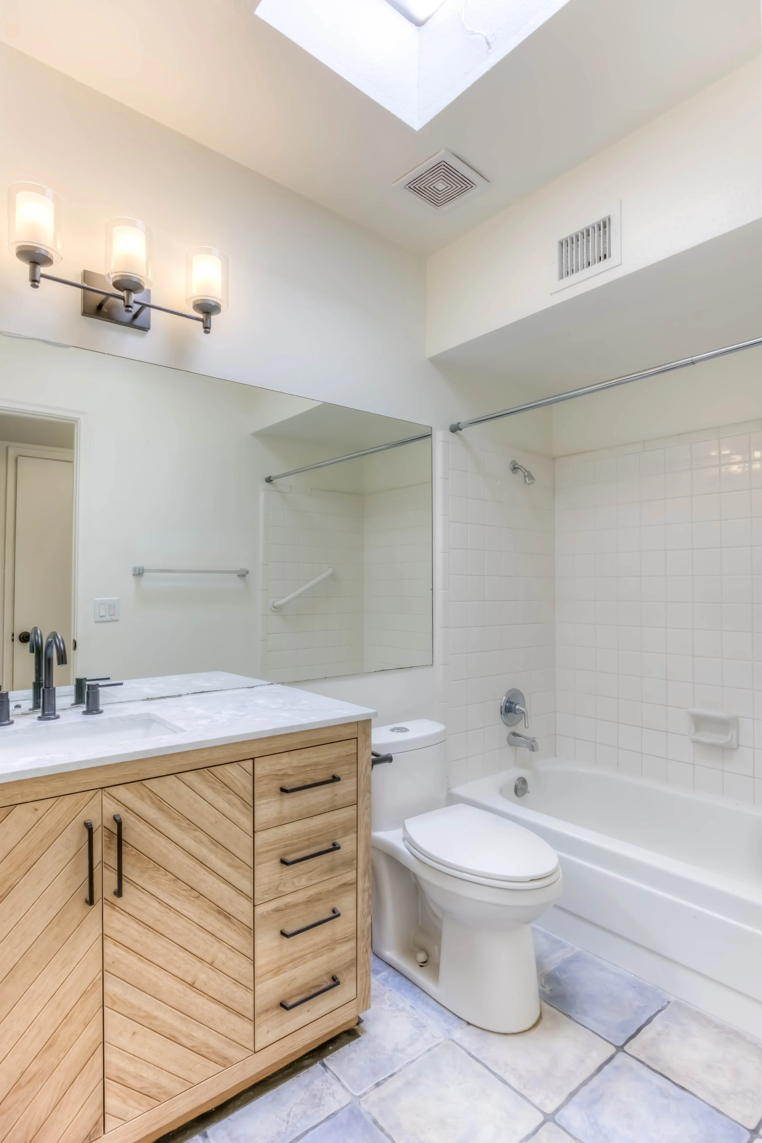 18 Bathroom.jpg