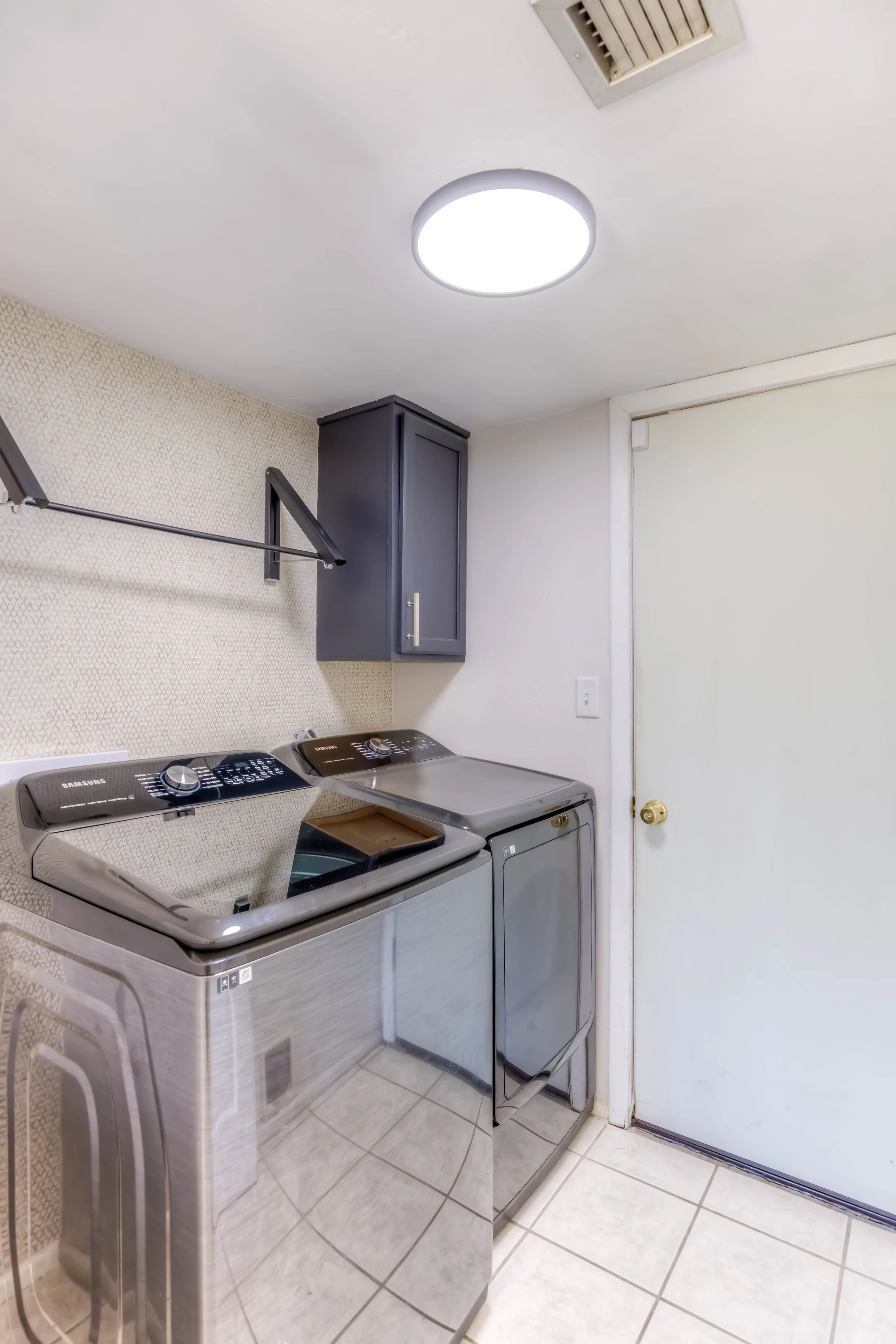 9 Laundry Room.jpg