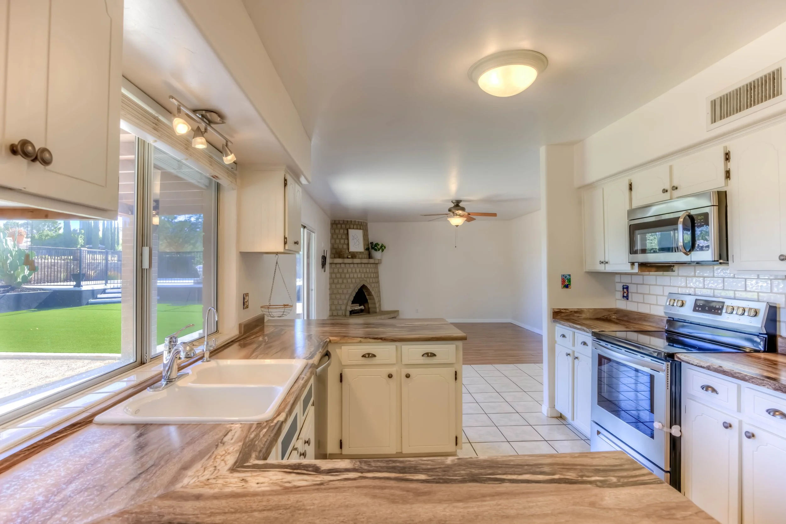 13 Kitchen photo b.jpg