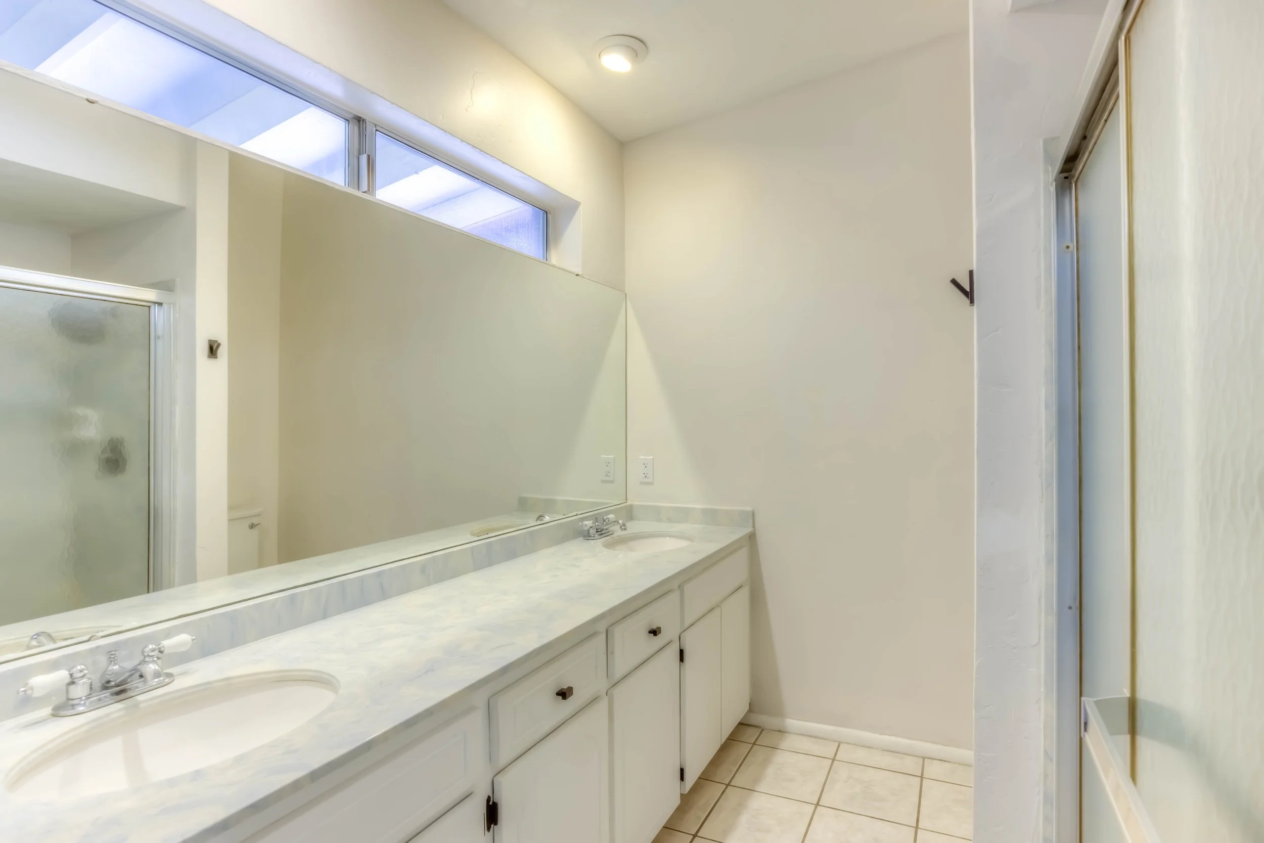 27 Main Bathroom photo a.jpg