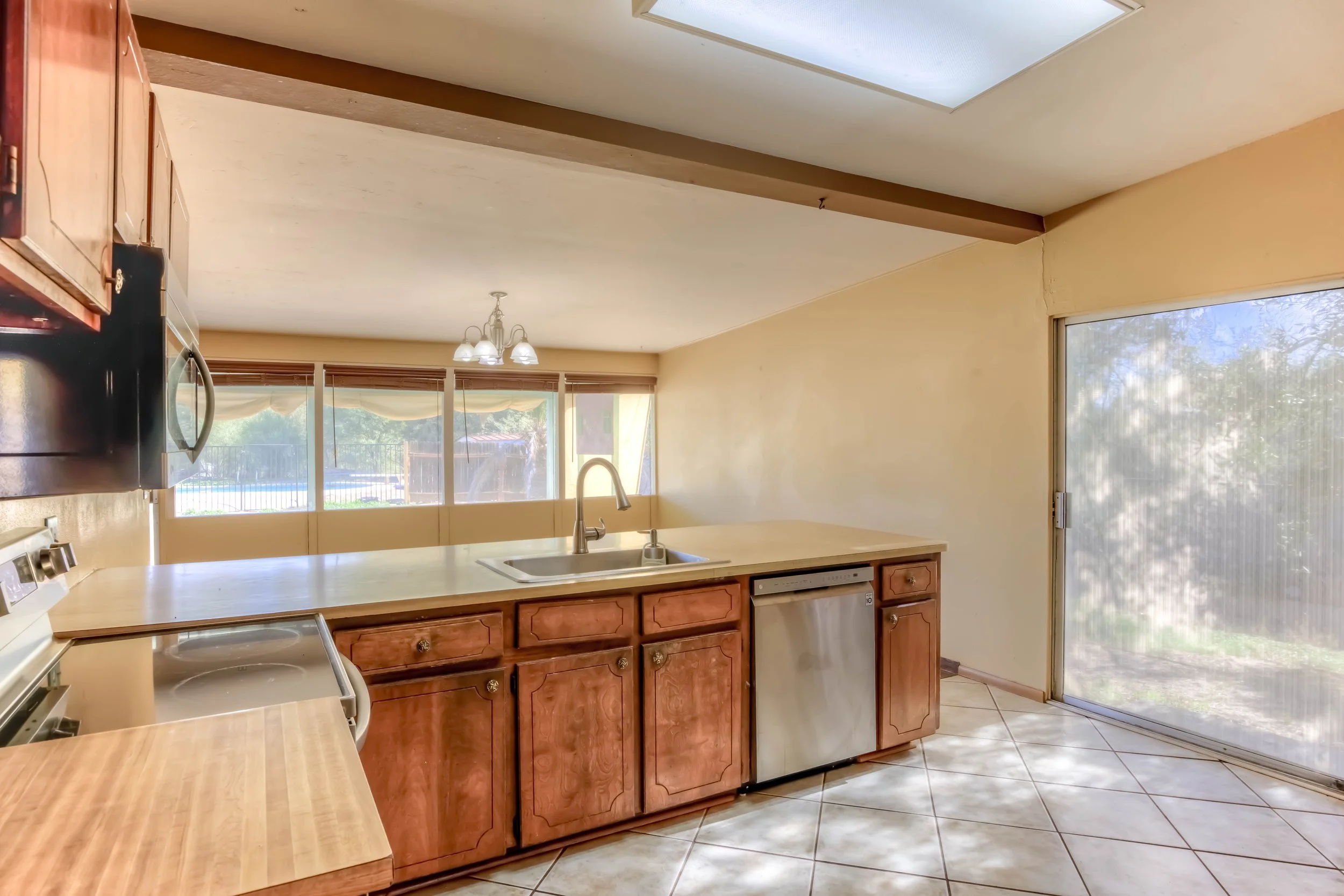 14 Kitchen photo b.jpg