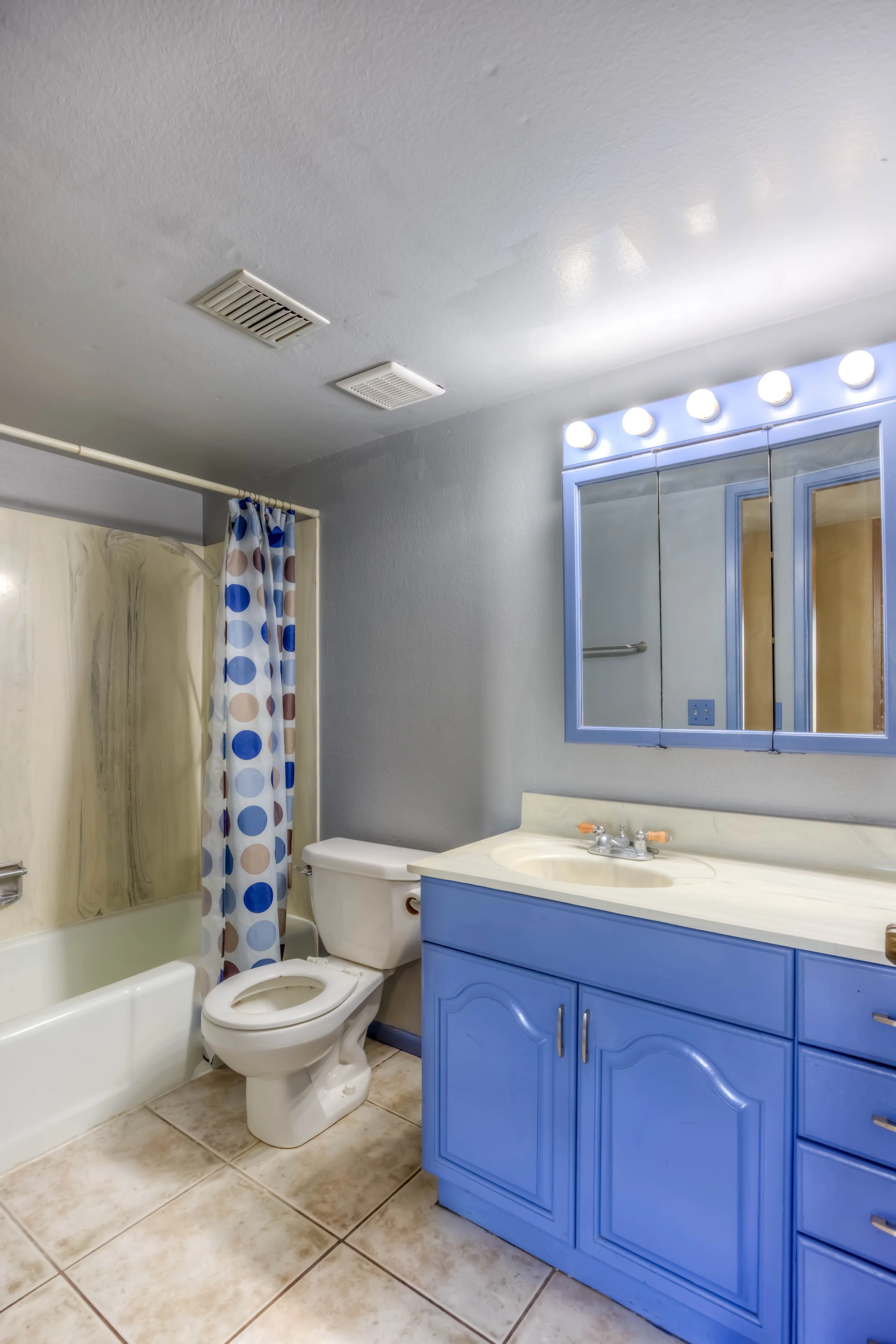 17 Bathroom.jpg