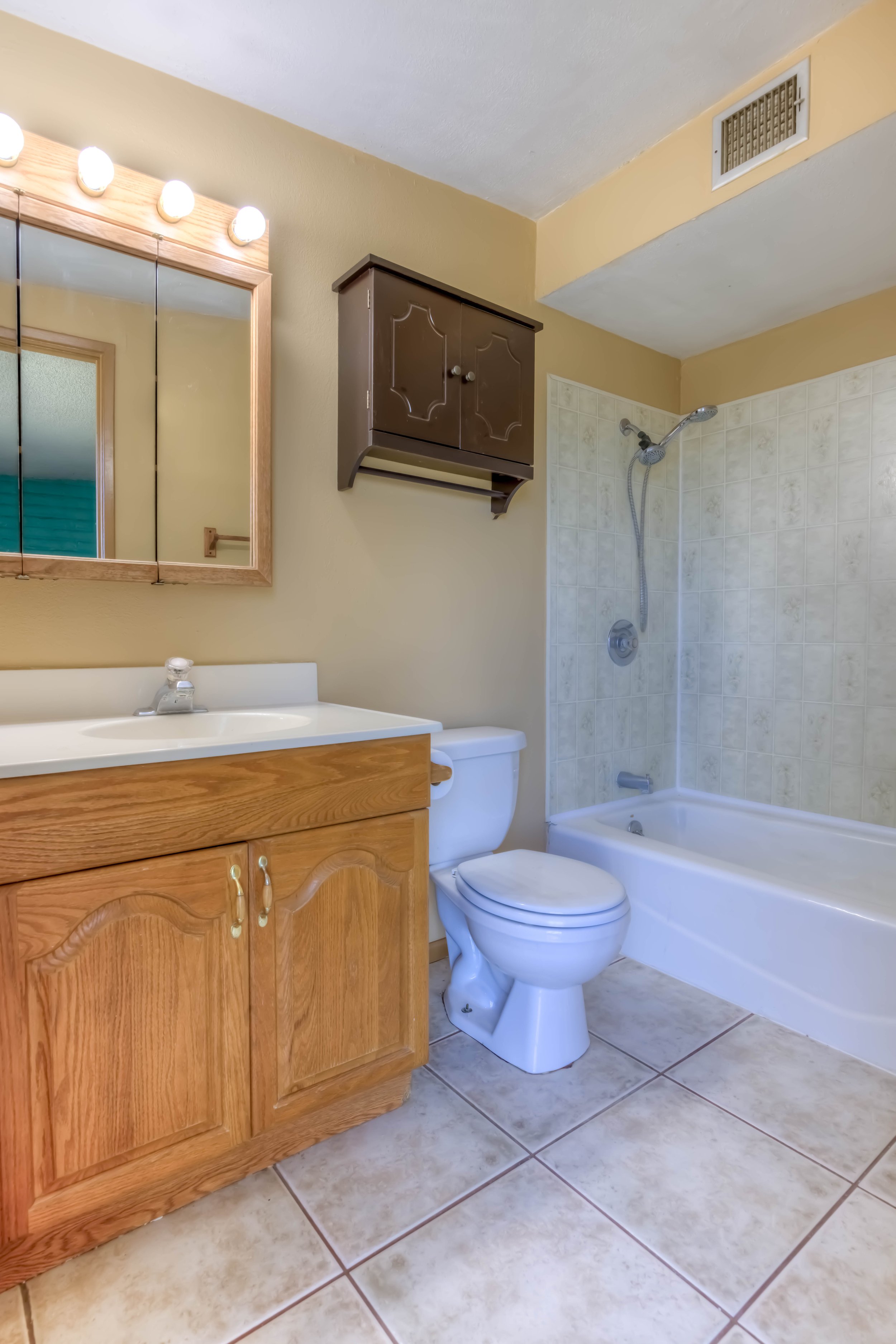 21 Main Bathroom.jpg